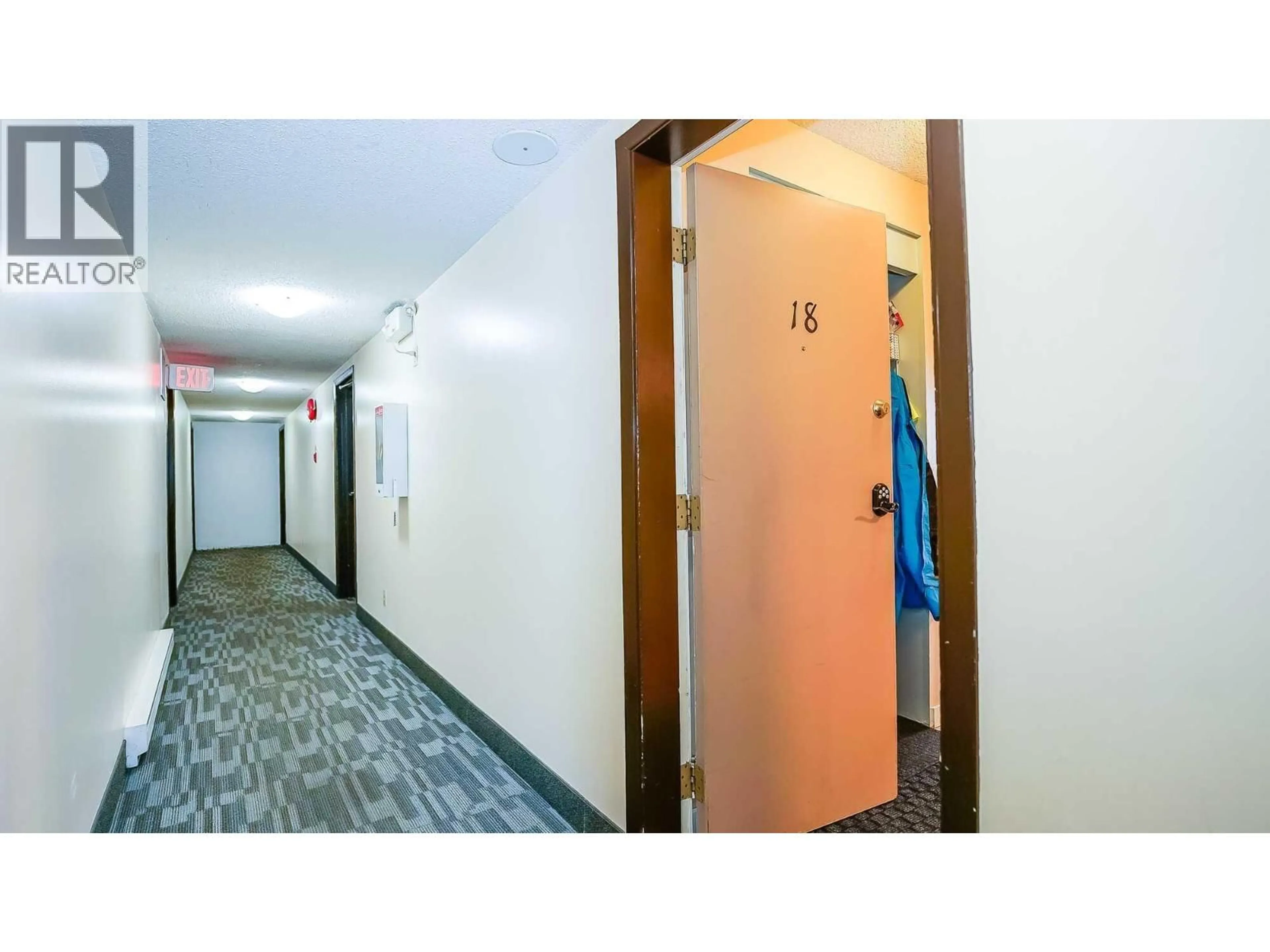 Indoor foyer for 18 - 1595 SUMMIT DRIVE, Kamloops British Columbia V2C1E9