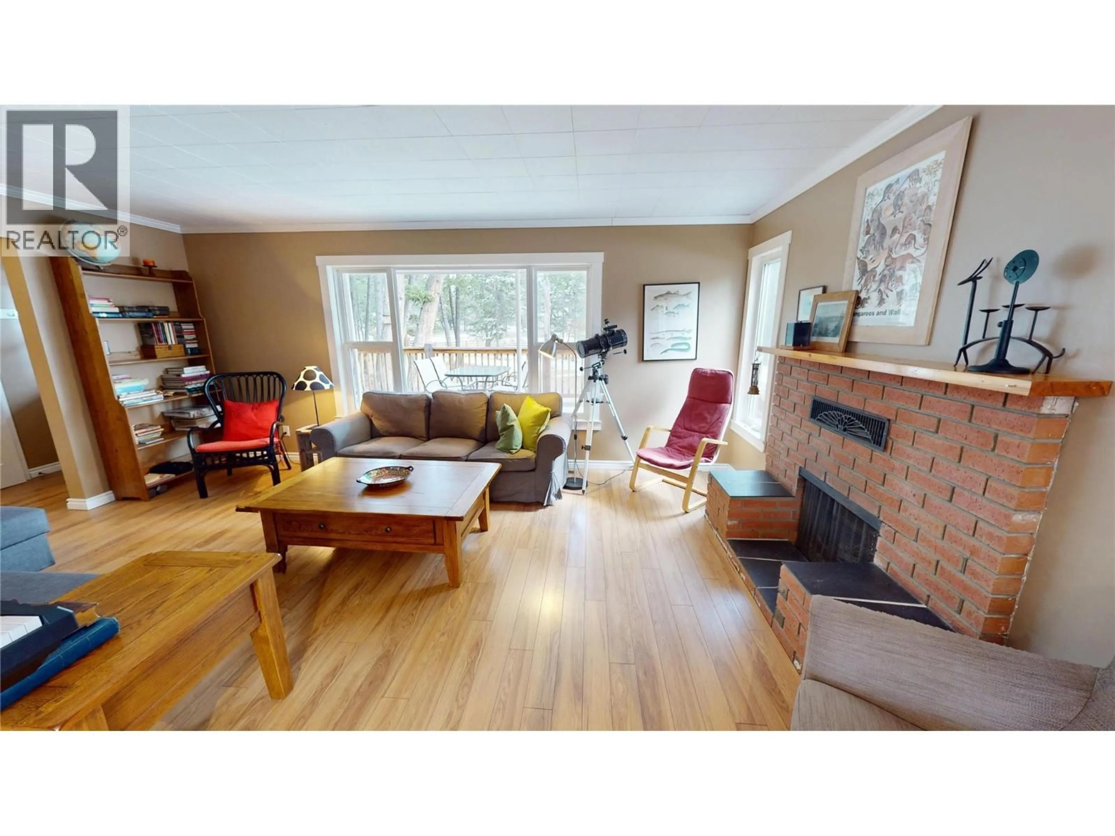 Living room with furniture, wood/laminate floor for 8279 SUN CREEK ROAD OTHER, Canal Flats British Columbia V0B1B0