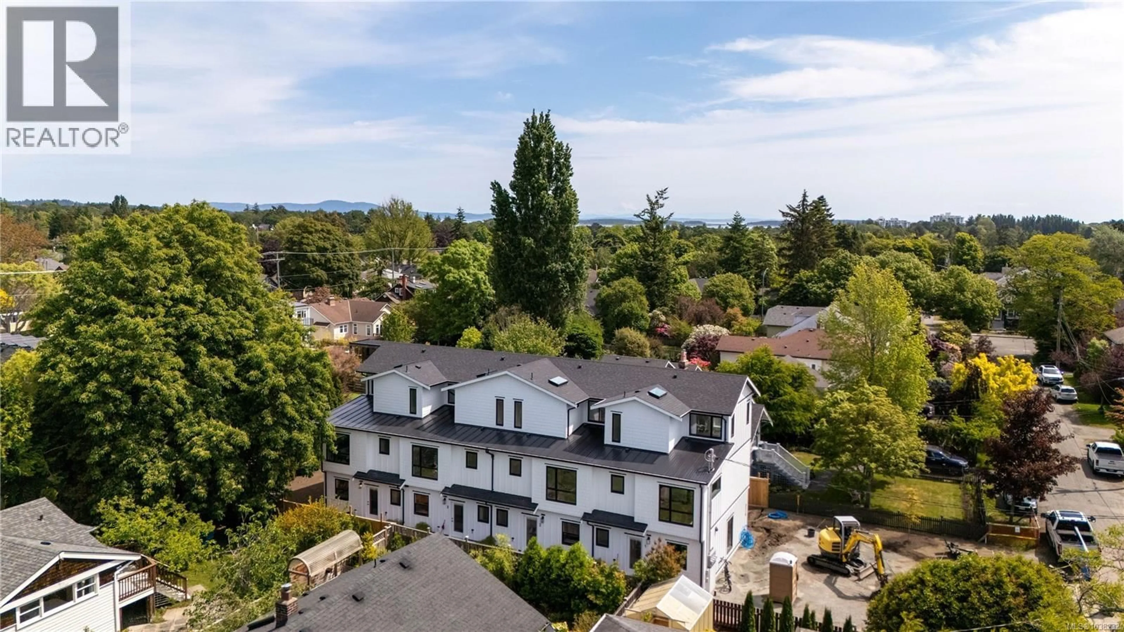 A pic from outside/outdoor area/front of a property/back of a property/a pic from drone, building for 4 - 2118 PENTLAND ROAD, Oak Bay British Columbia V8S2W4