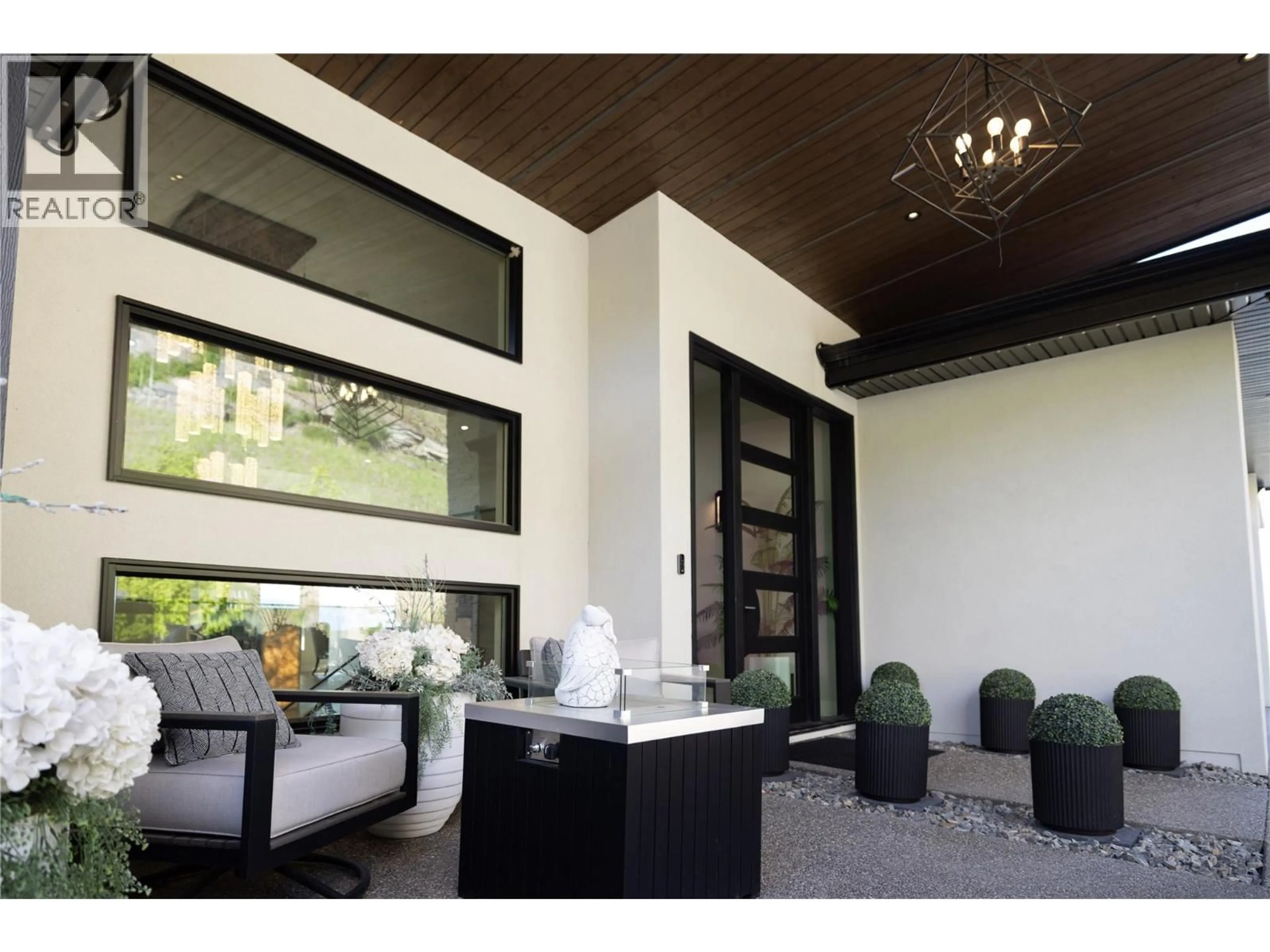 Indoor foyer for 111 - 5650 THE EDGE PLACE, Kelowna British Columbia V1W4L5