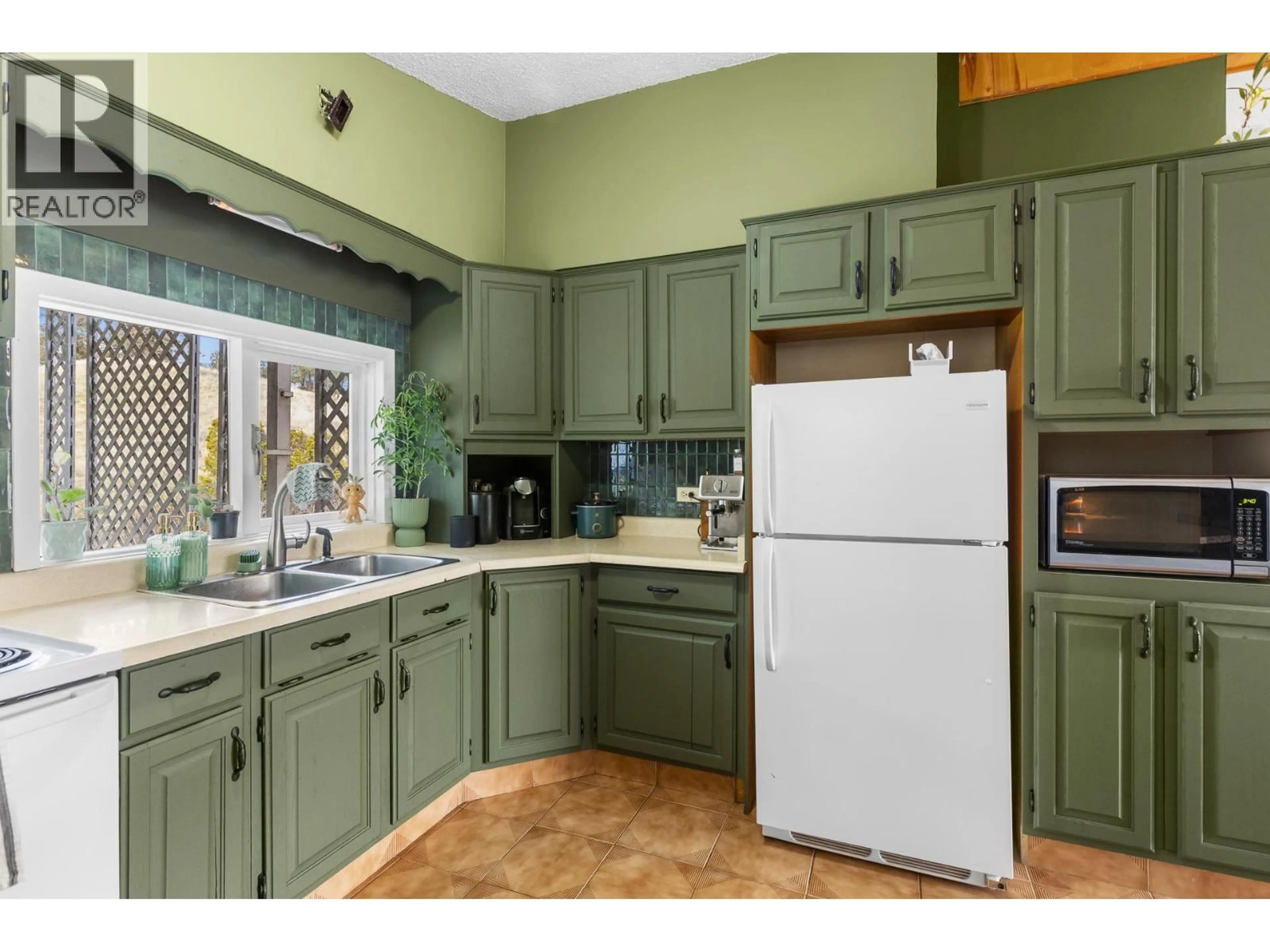 Standard kitchen, ceramic/tile floor for 3858 ANGUS DRIVE, West Kelowna British Columbia V4T2J8