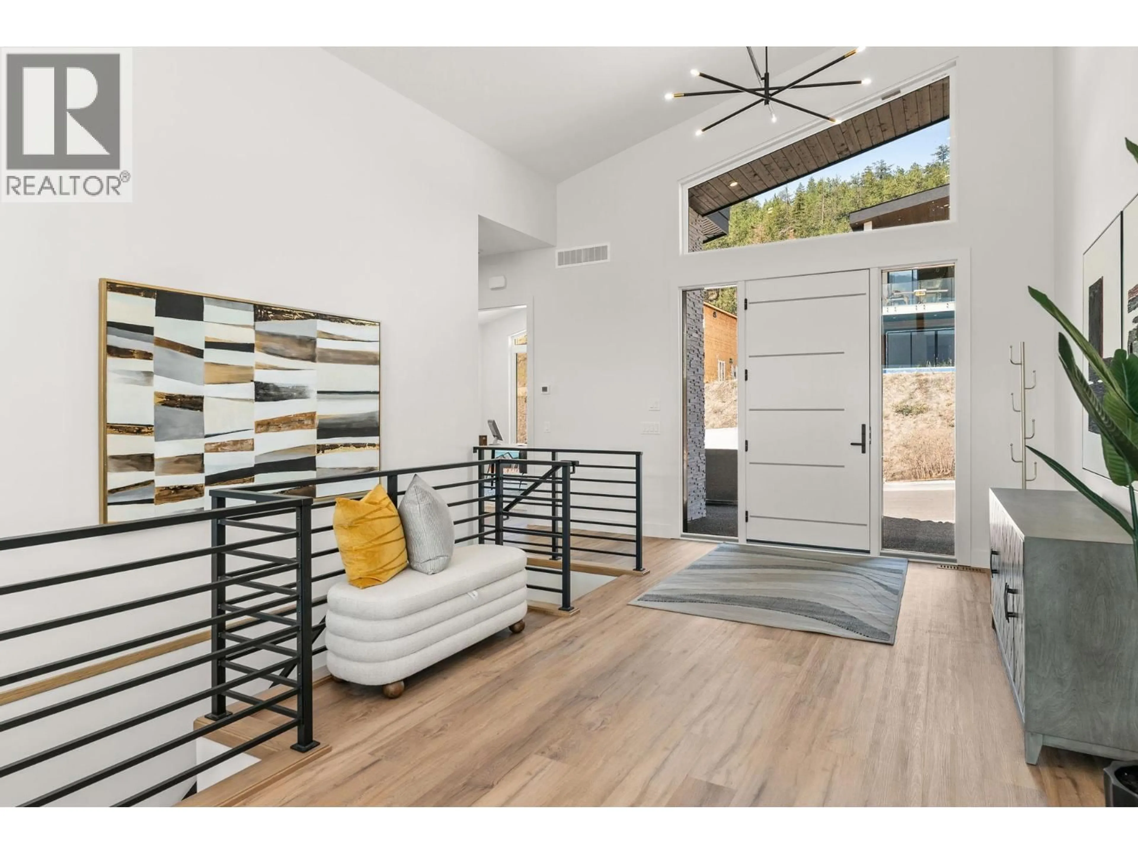 Indoor entryway for 901 MELROSE STREET, Kelowna British Columbia V1P0A8