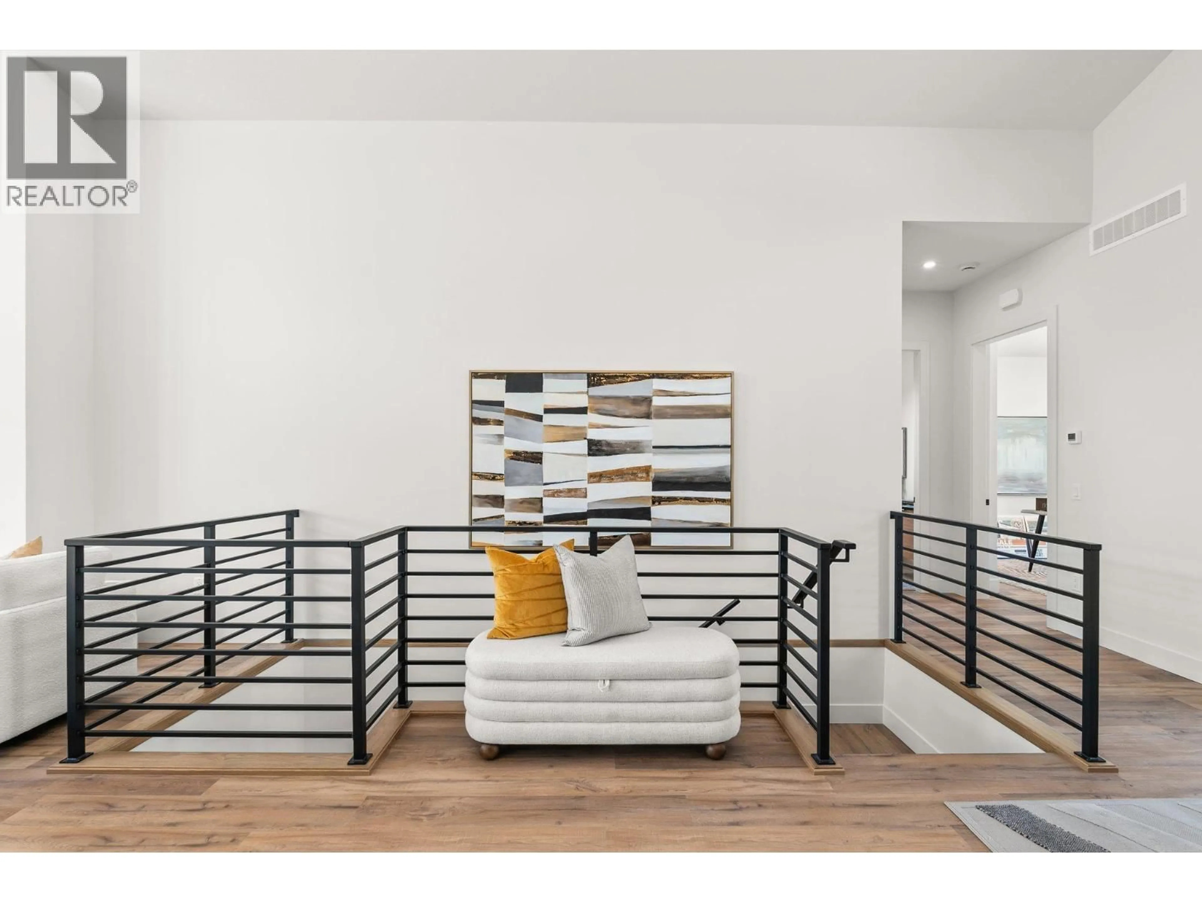 Living room with furniture, wood/laminate floor for 901 MELROSE STREET, Kelowna British Columbia V1P0A8