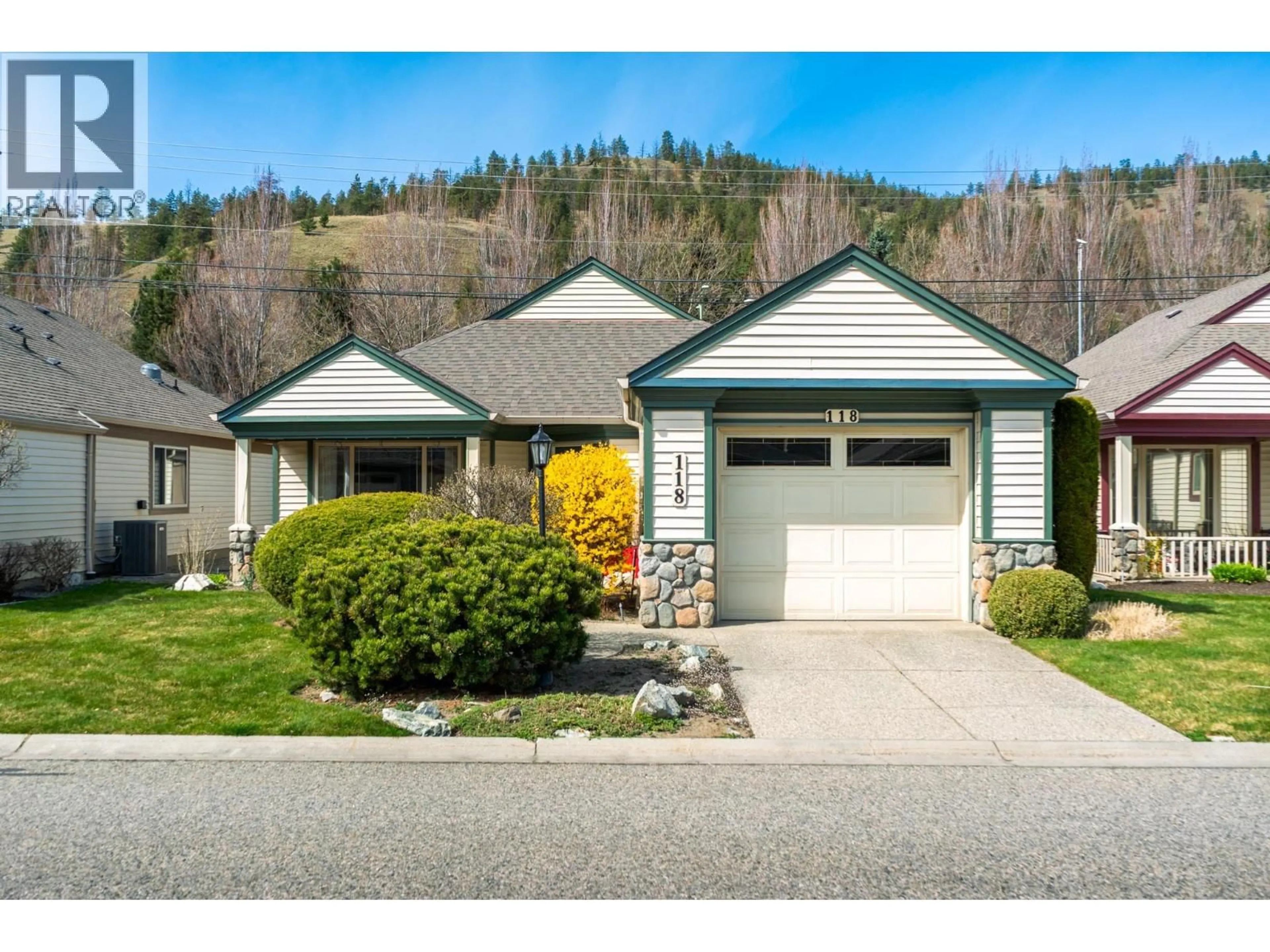 Home with vinyl exterior material, street for 118 - 550 YATES ROAD, Kelowna British Columbia V1V1Z4