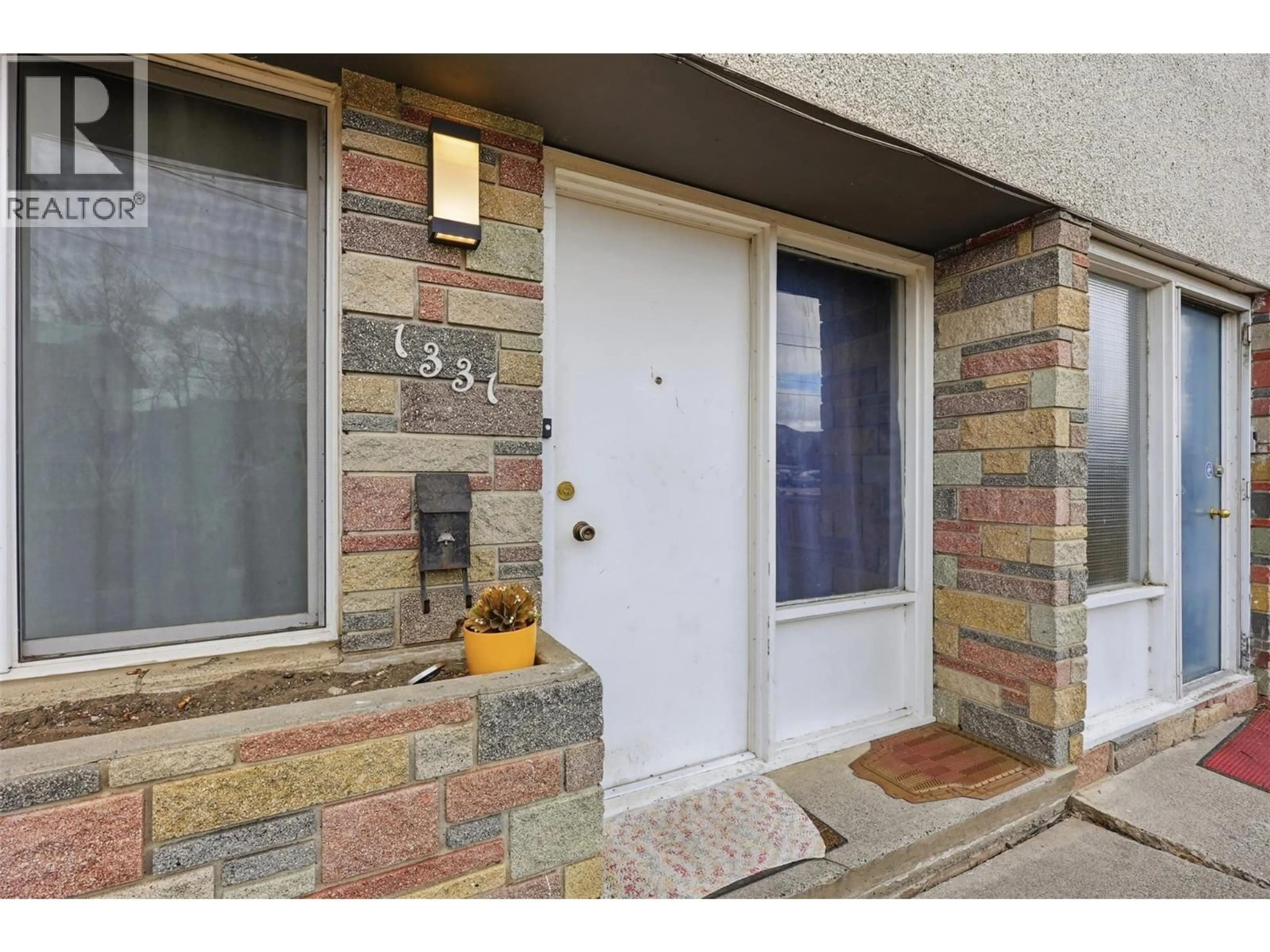 Indoor entryway for 1331 SELKIRK AVENUE, Kamloops British Columbia V2B1V8