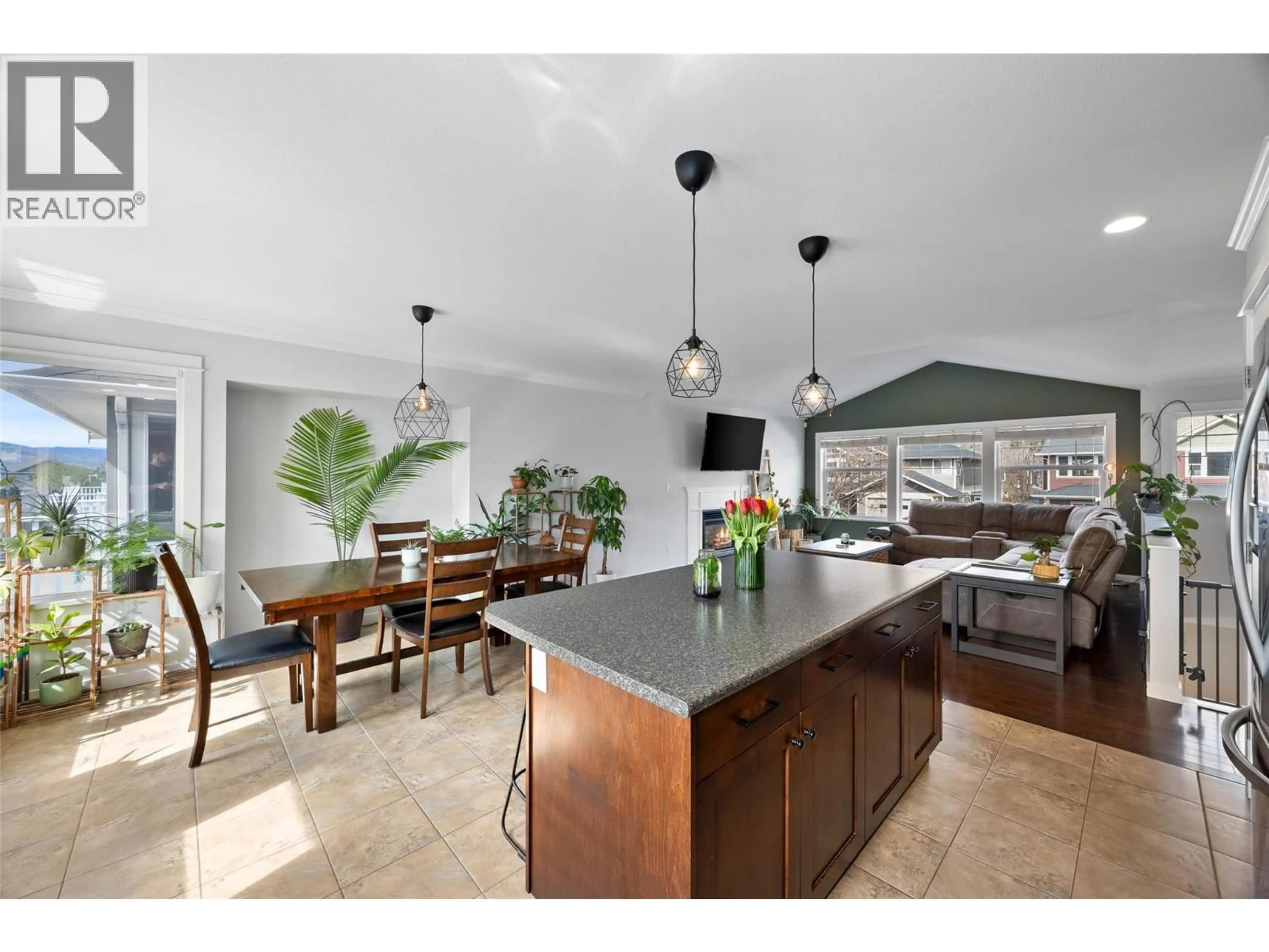 Open concept kitchen, unknown for 2647 ROSEWOOD AVENUE, Kamloops British Columbia V2B0C4