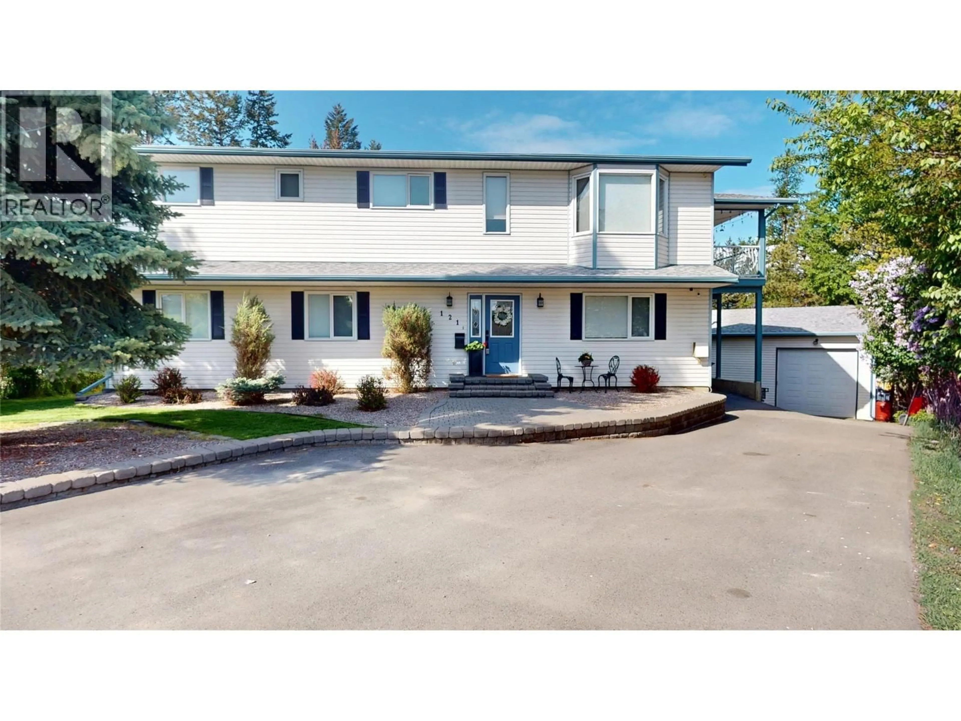 Home with vinyl exterior material, street for 121 10TH STREET SOUTH, Cranbrook British Columbia V1C4P5