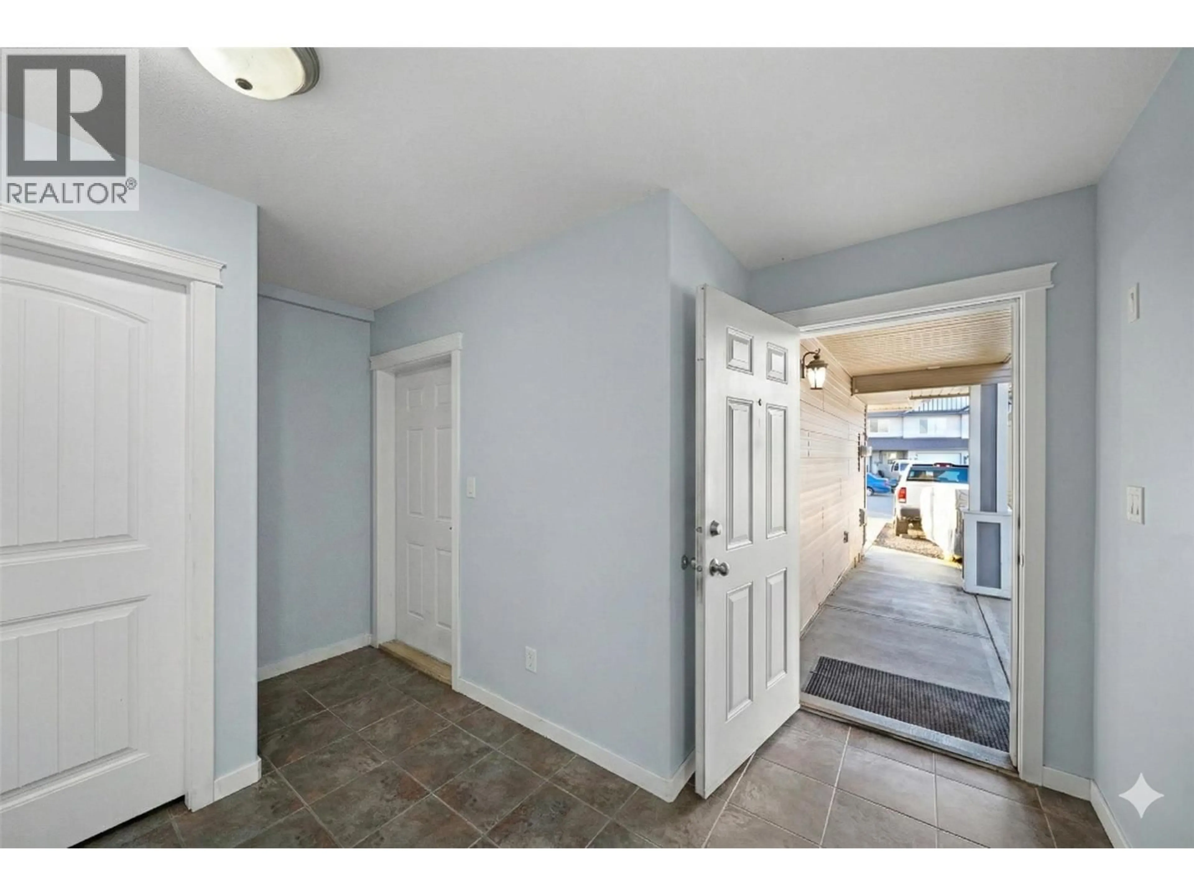 Indoor entryway for 815 NICOLANI DRIVE, Kamloops British Columbia V2B8C6