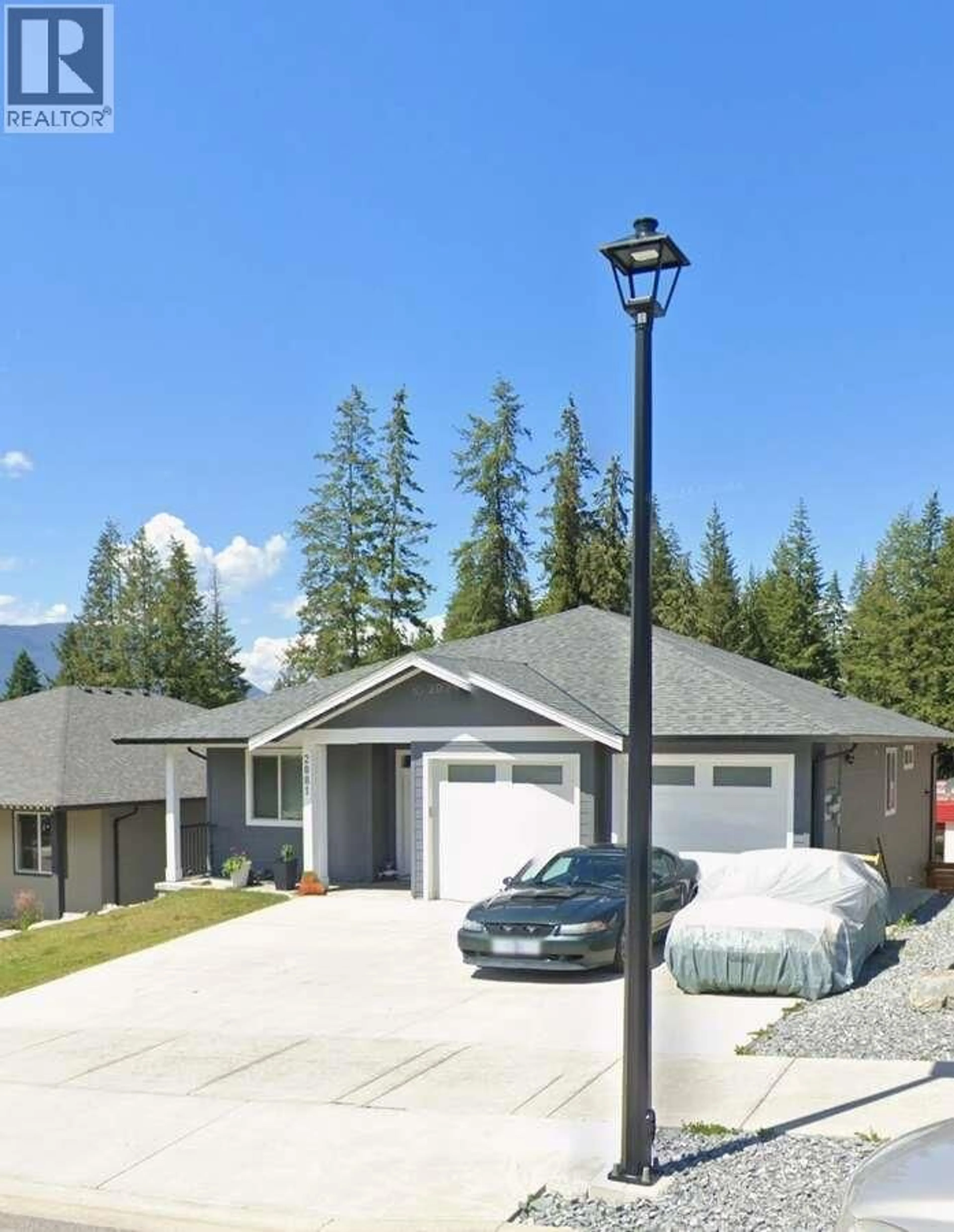 Home with vinyl exterior material, mountain view for 2081 14 AVENUE SOUTHEAST, Salmon Arm British Columbia V1E2N2