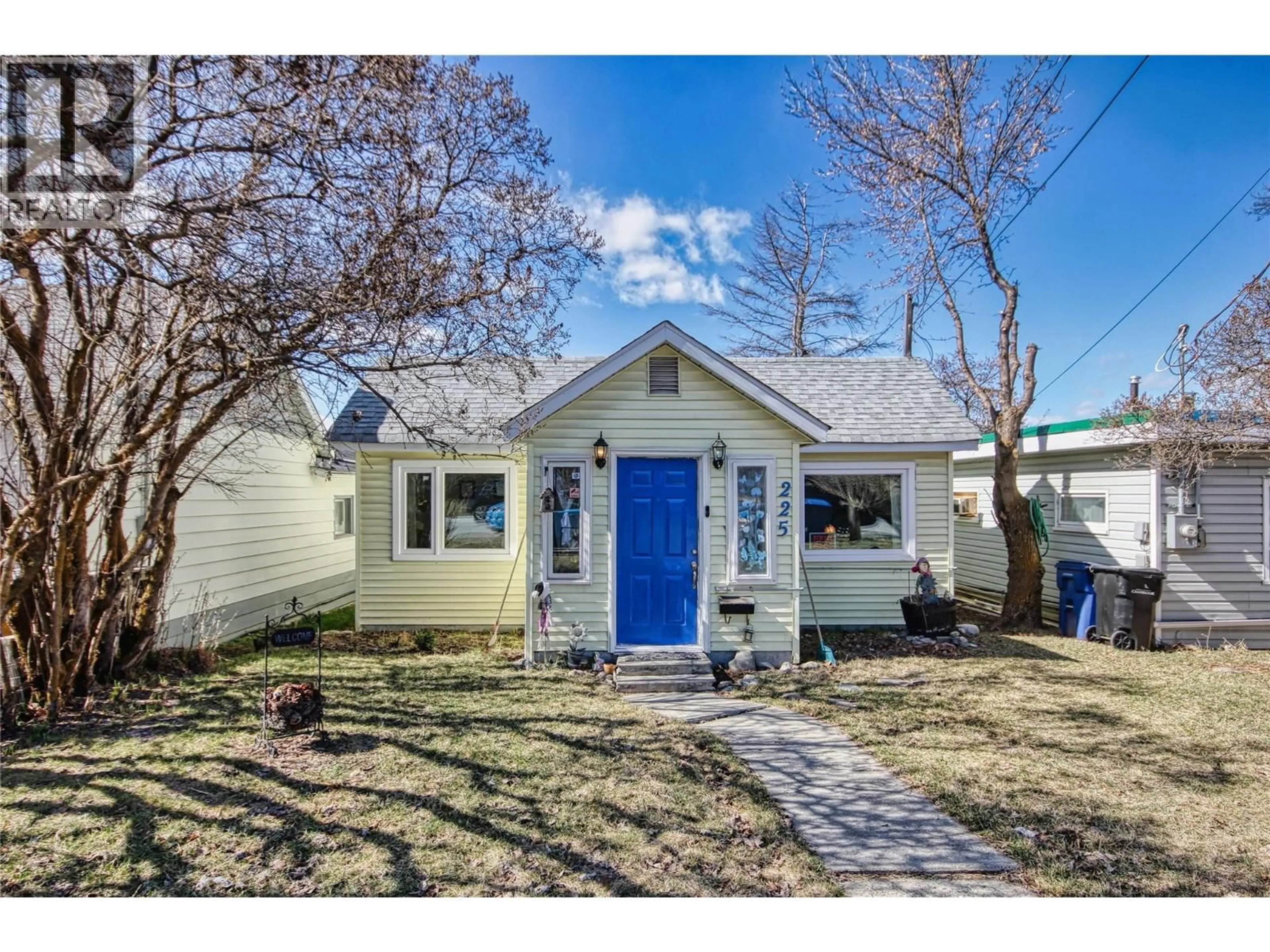 Home with vinyl exterior material, street for 225 16 AVENUE SOUTH, Cranbrook British Columbia V1C2Z5