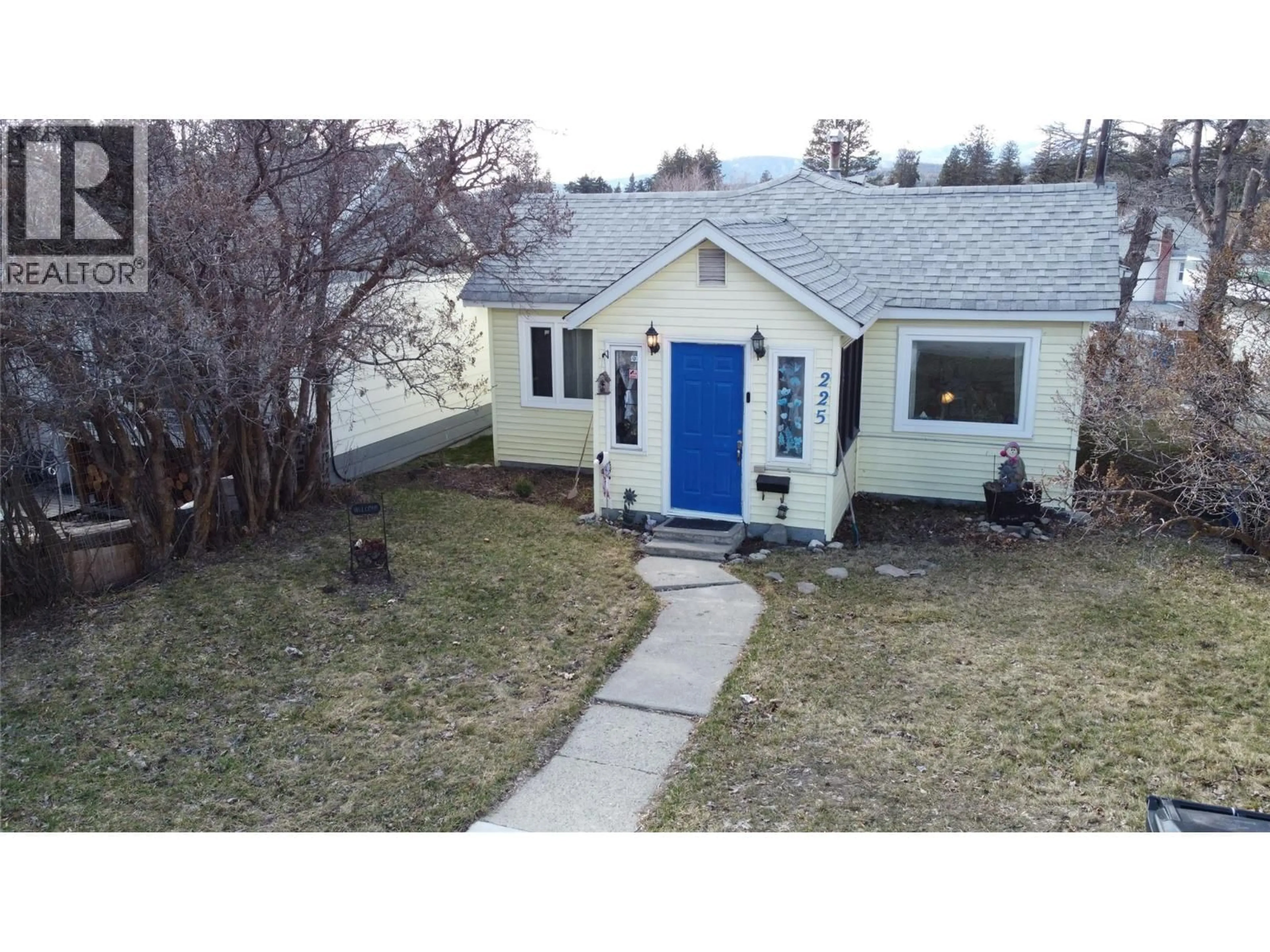 A pic from outside/outdoor area/front of a property/back of a property/a pic from drone, street for 225 16 AVENUE SOUTH, Cranbrook British Columbia V1C2Z5
