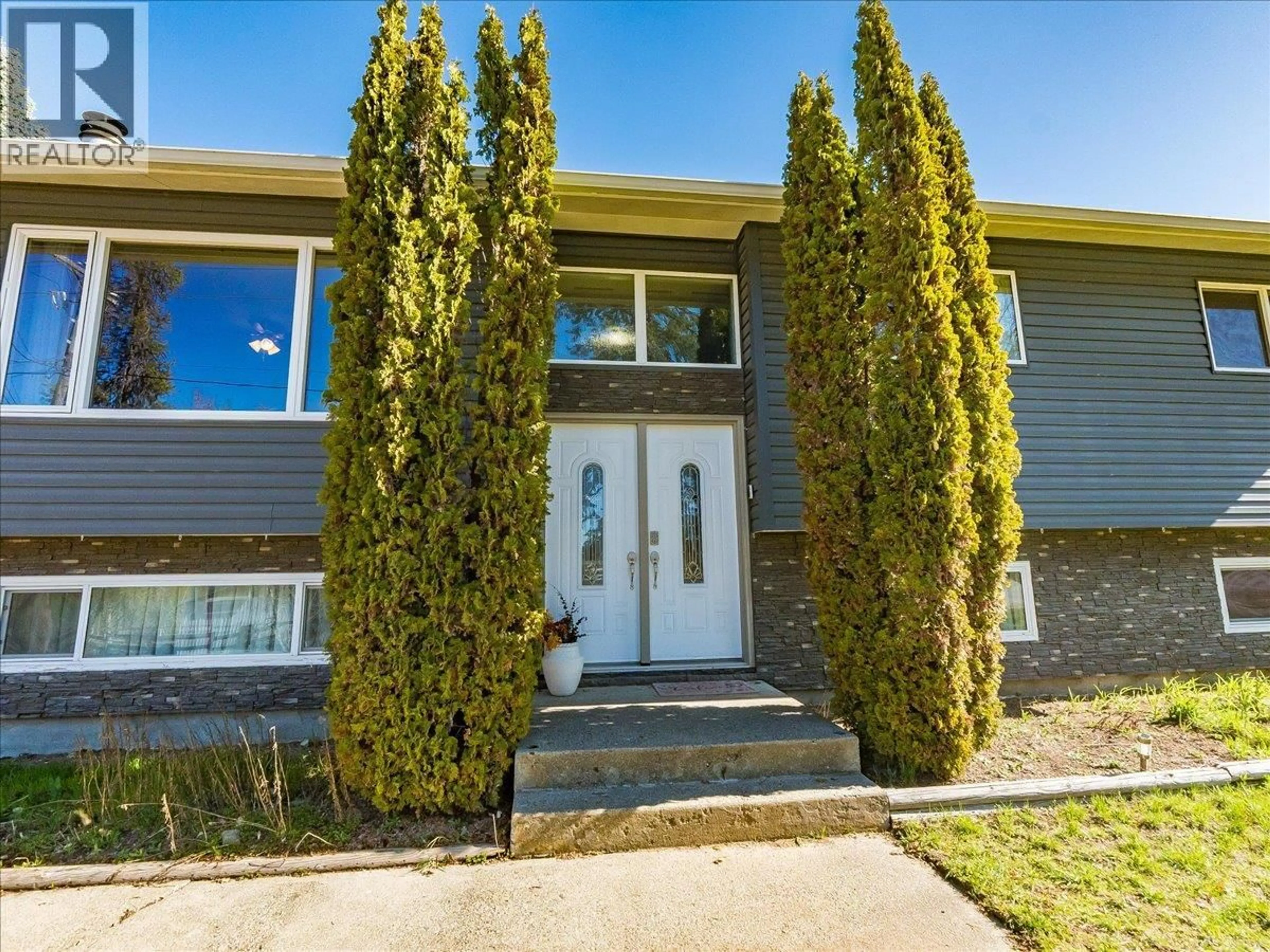 Home with vinyl exterior material, street for 86 BLUEBIRD ROAD, Fruitvale British Columbia V0G1L1