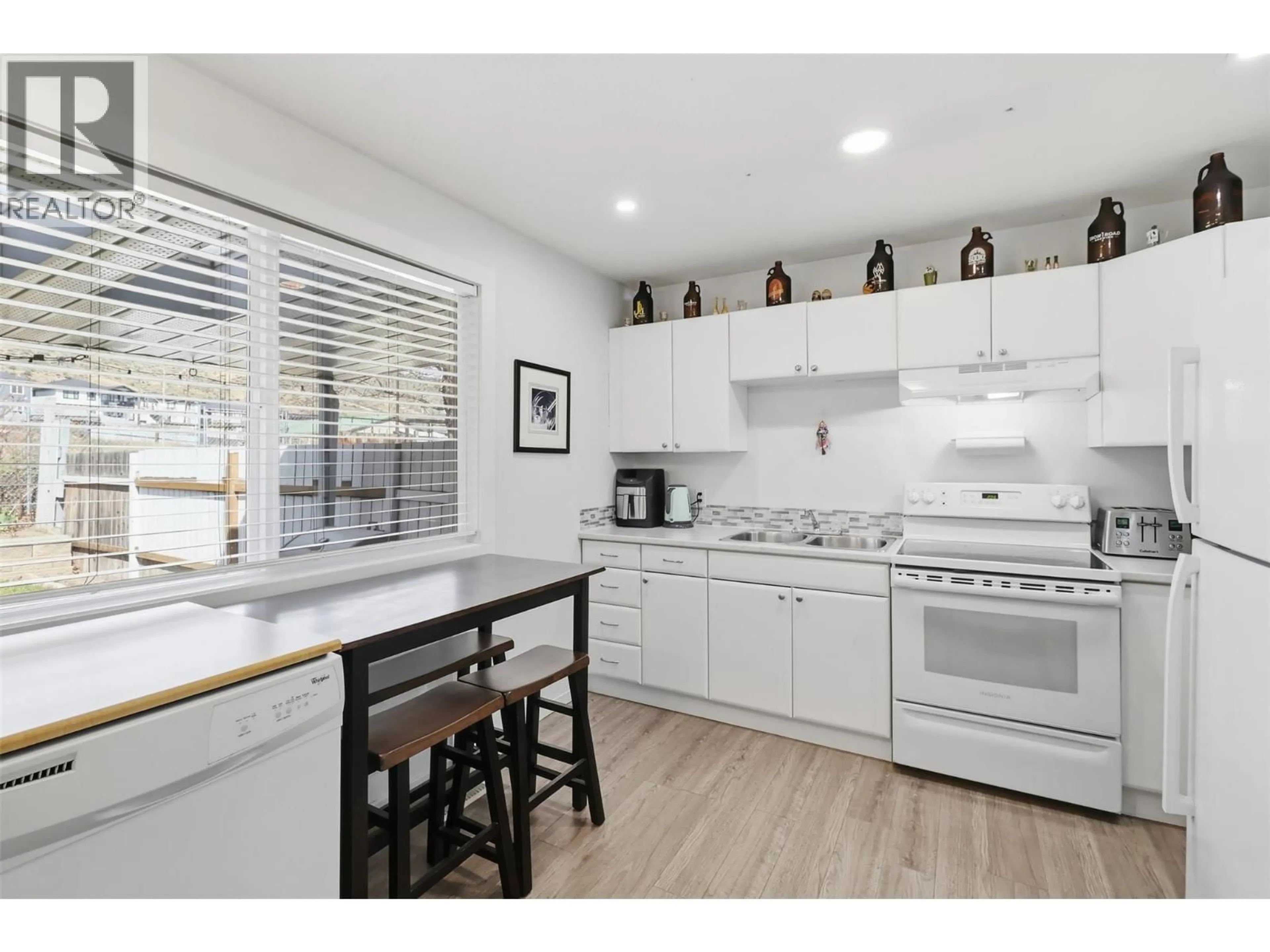 Open concept kitchen, unknown for 16 - 1176 PONLEN STREET, Kamloops British Columbia V2B5N3