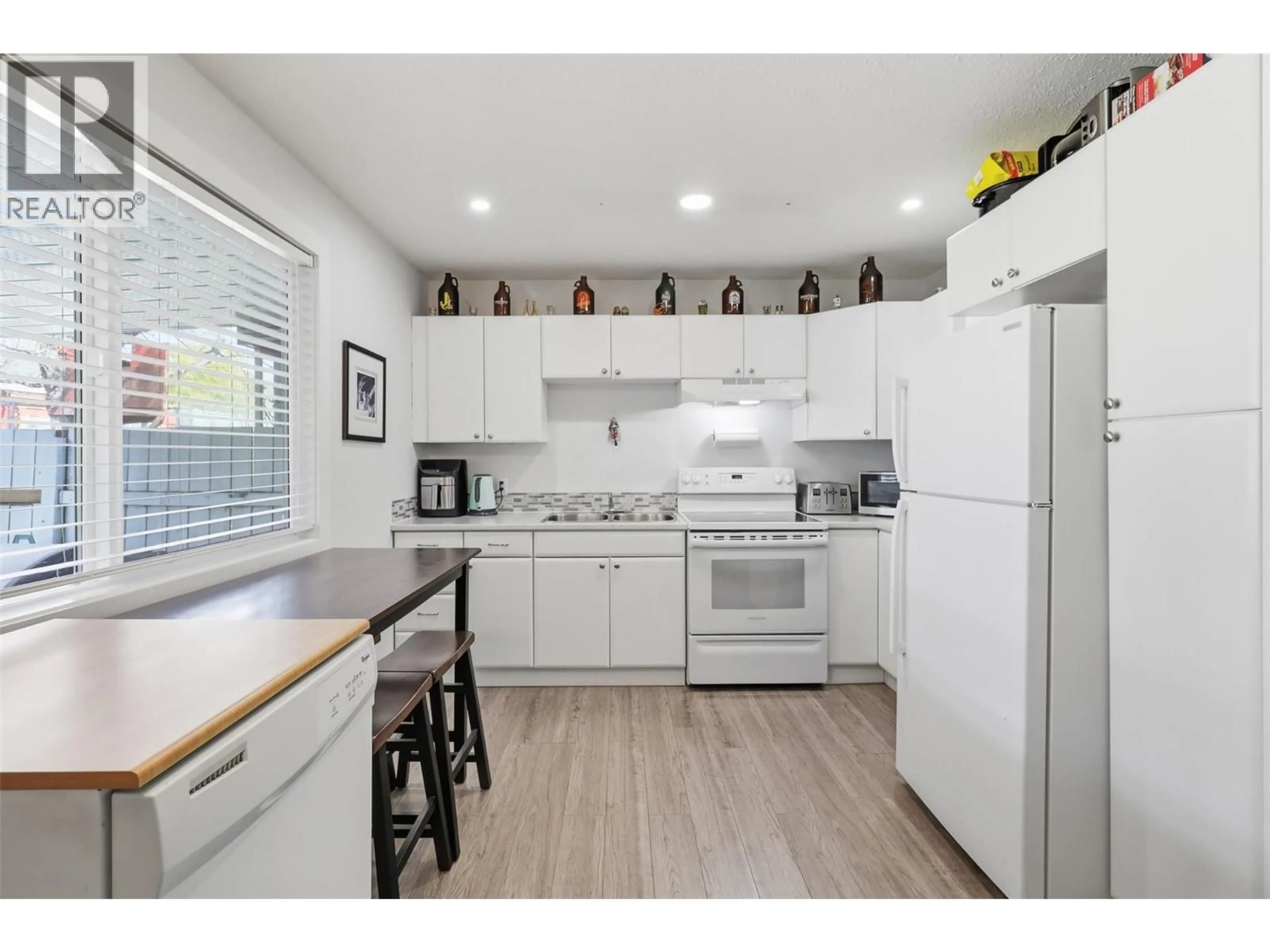 Standard kitchen, unknown for 16 - 1176 PONLEN STREET, Kamloops British Columbia V2B5N3