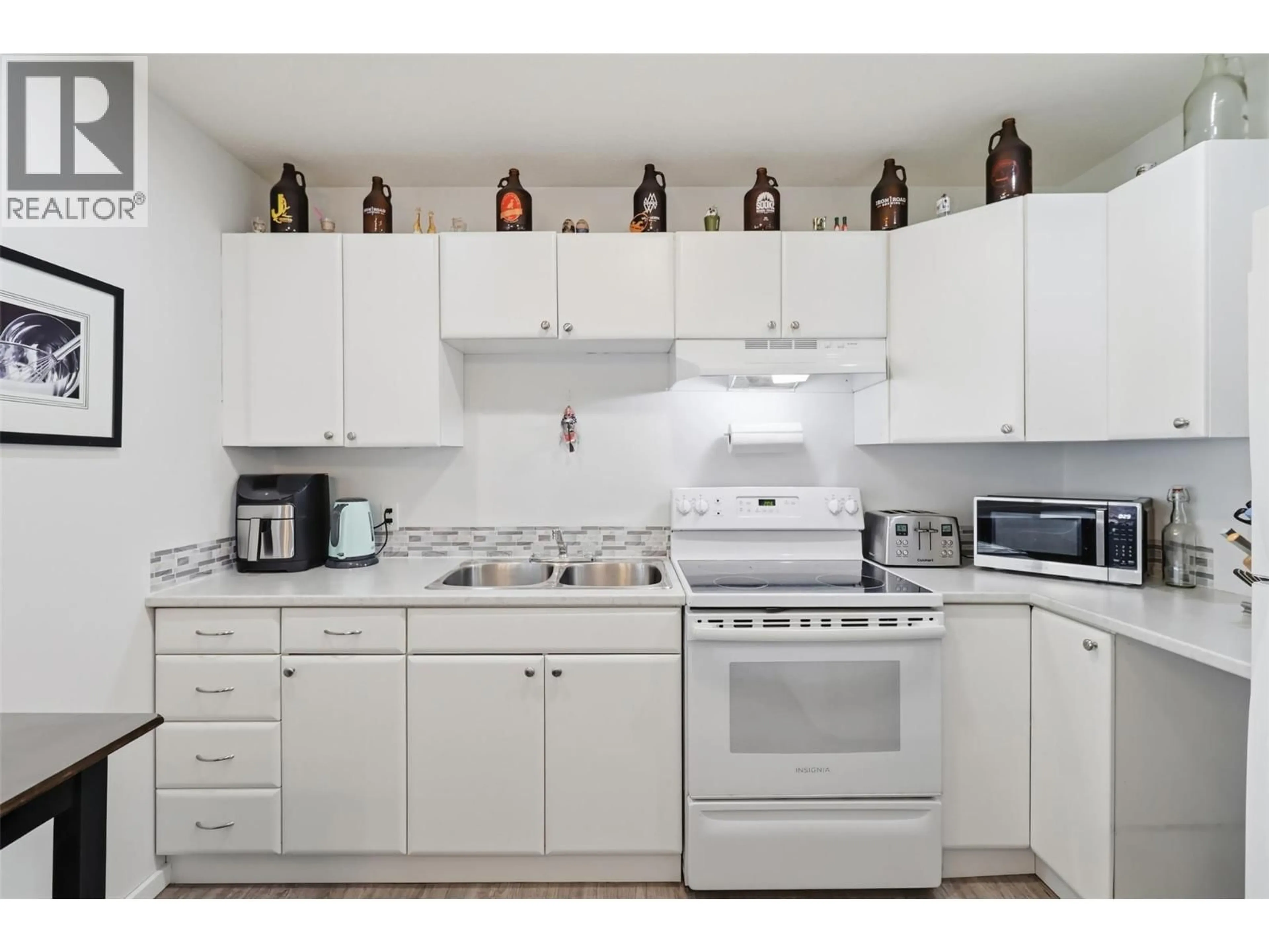 Standard kitchen, ceramic/tile floor for 16 - 1176 PONLEN STREET, Kamloops British Columbia V2B5N3