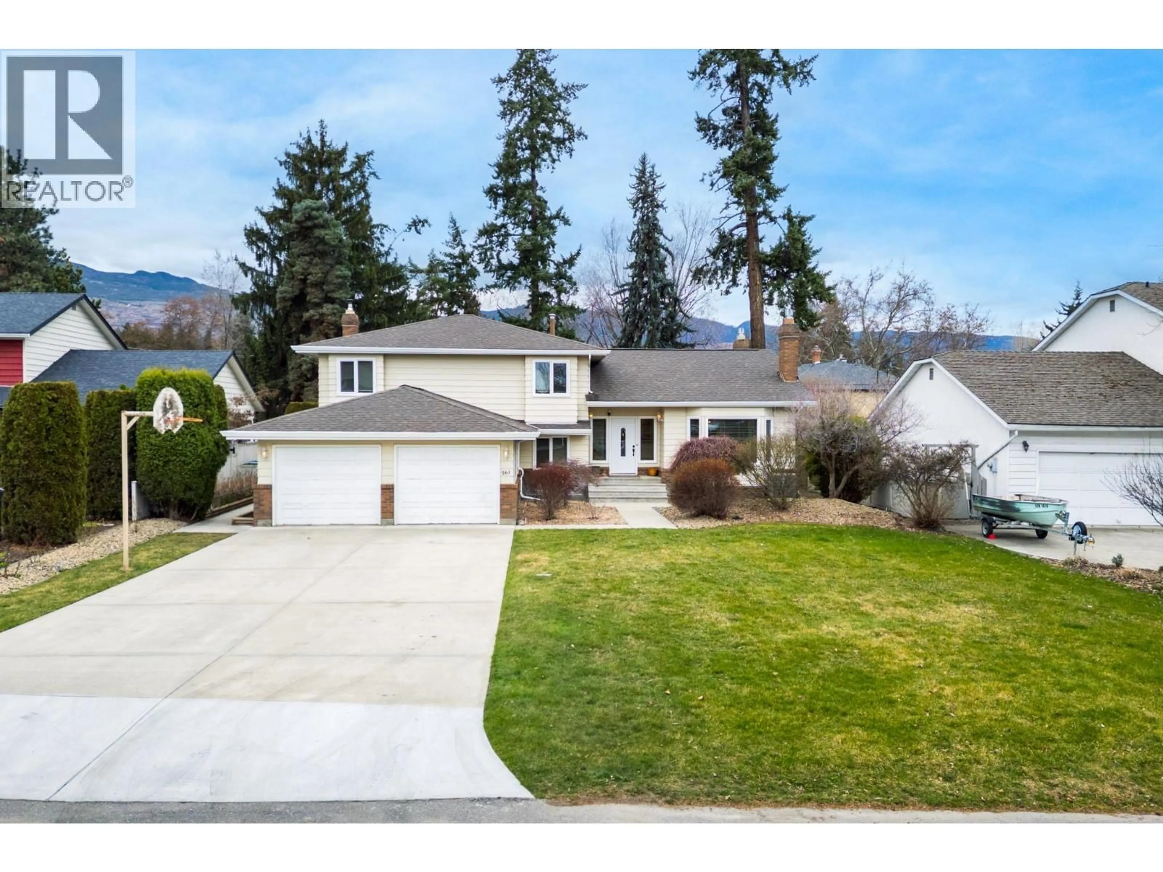 A pic from outside/outdoor area/front of a property/back of a property/a pic from drone, street for 561 BROME CRESCENT, Kelowna British Columbia V1W2M5