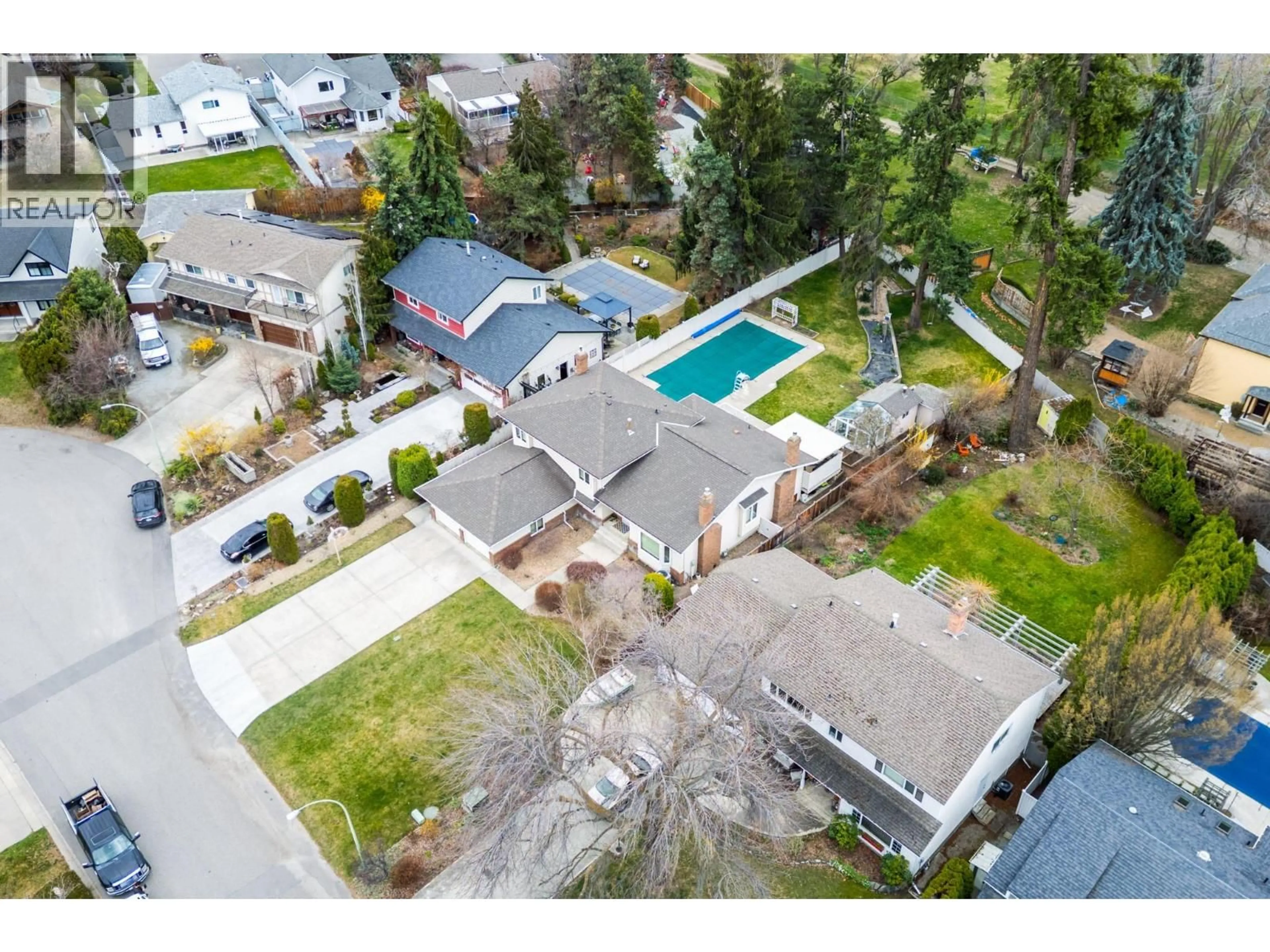 A pic from outside/outdoor area/front of a property/back of a property/a pic from drone, street for 561 BROME CRESCENT, Kelowna British Columbia V1W2M5