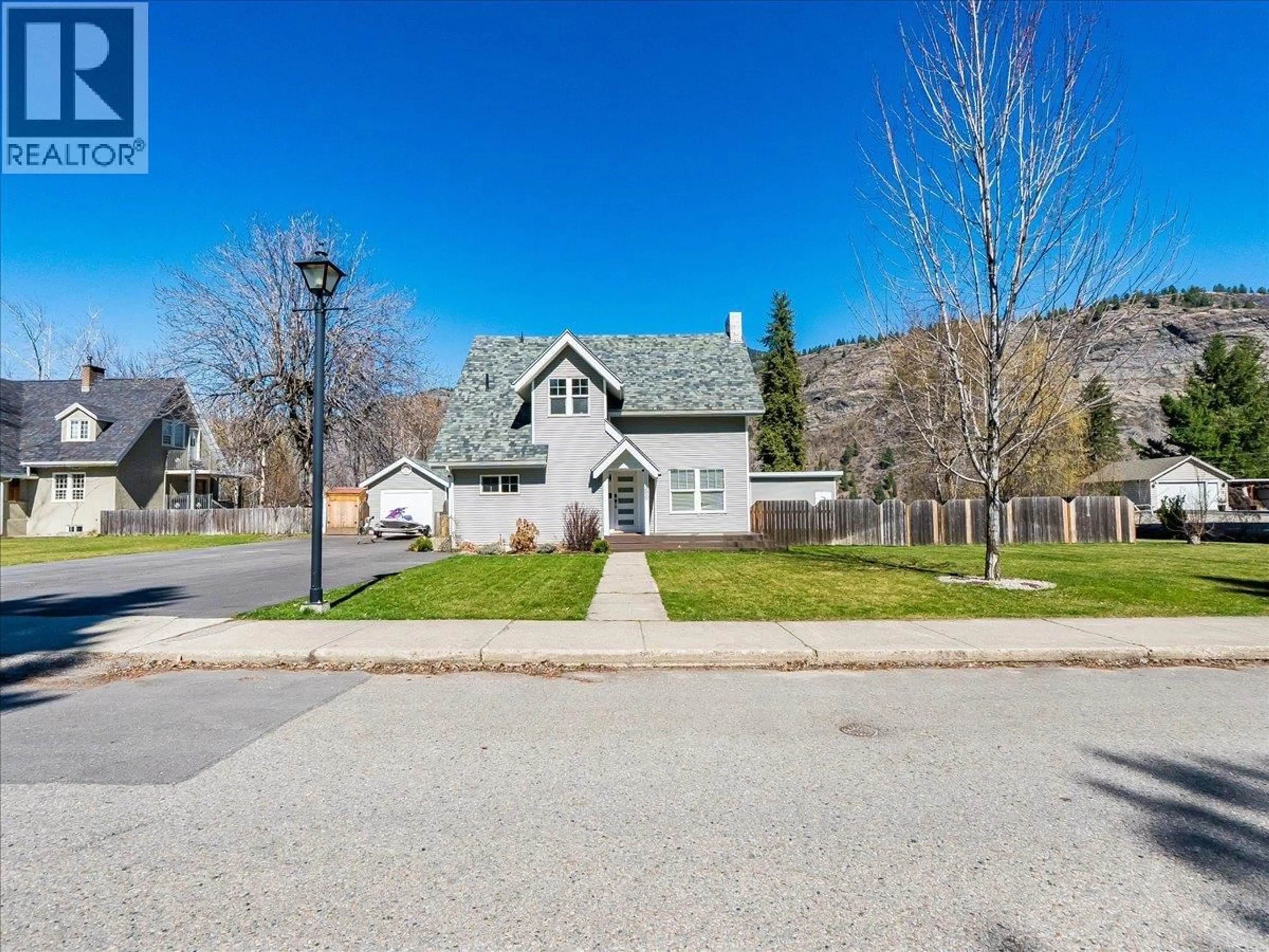 A pic from outside/outdoor area/front of a property/back of a property/a pic from drone, street for 300 KOOTENAY AVENUE, Trail British Columbia V1R1H5