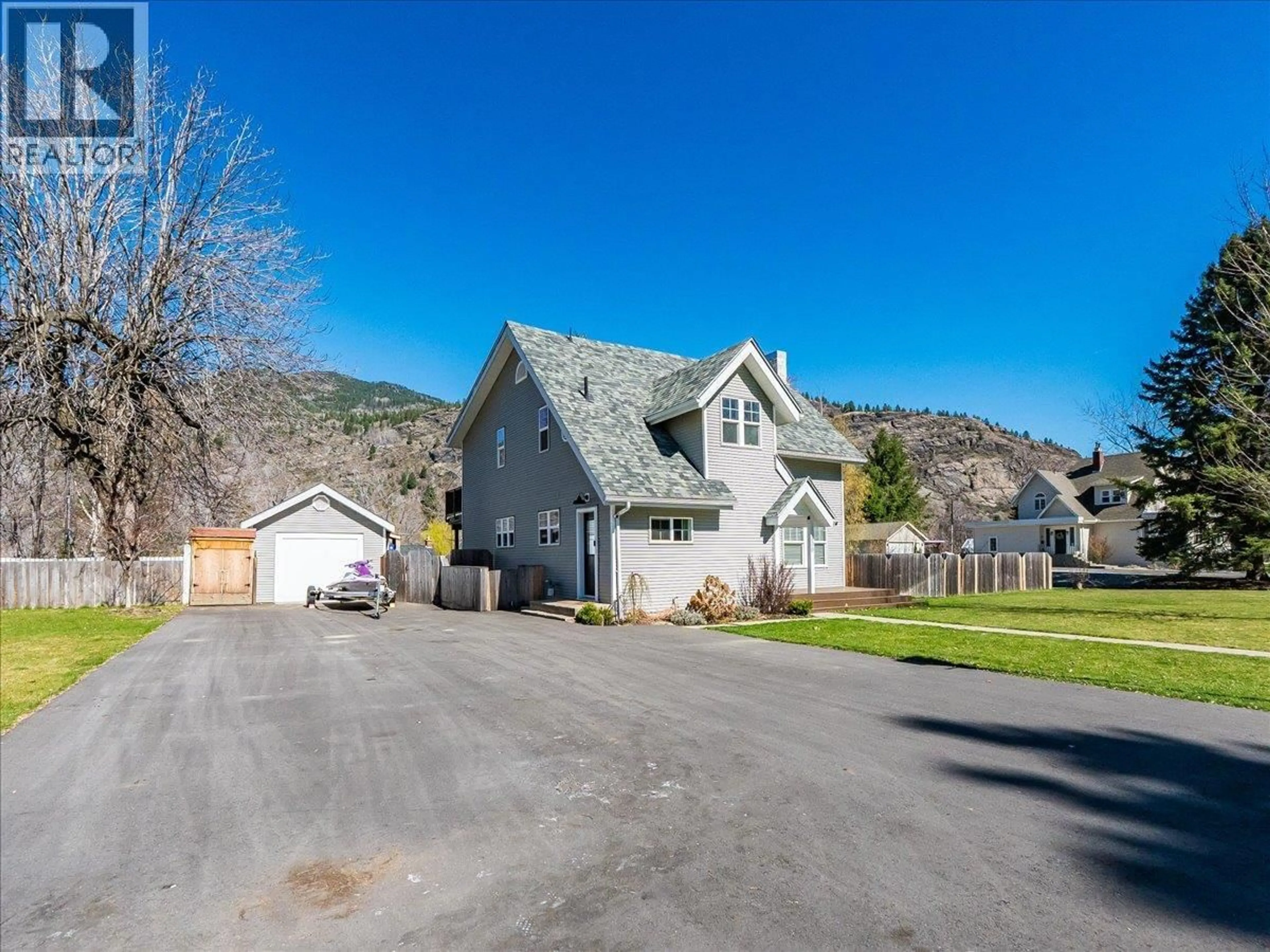 A pic from outside/outdoor area/front of a property/back of a property/a pic from drone, unknown for 300 KOOTENAY AVENUE, Trail British Columbia V1R1H5