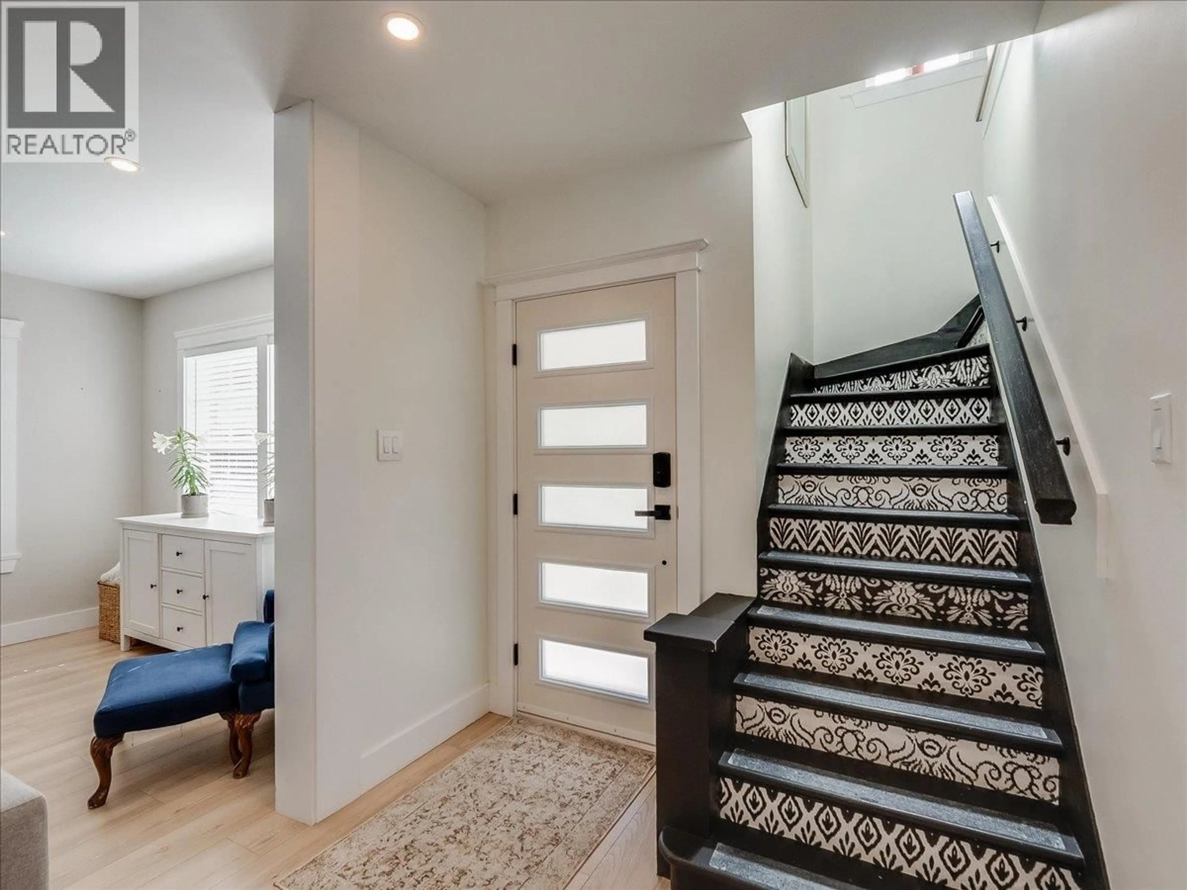 Indoor entryway for 300 KOOTENAY AVENUE, Trail British Columbia V1R1H5