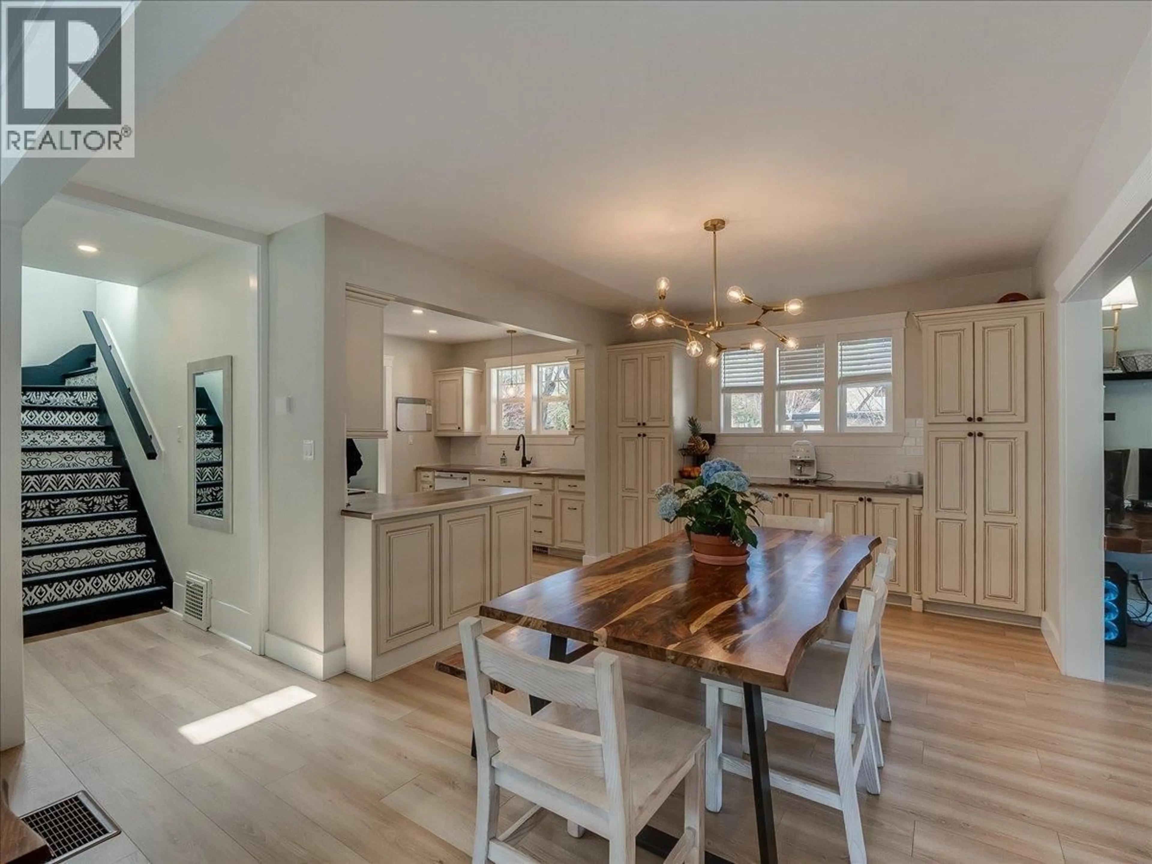 Open concept kitchen, wood/laminate floor for 300 KOOTENAY AVENUE, Trail British Columbia V1R1H5