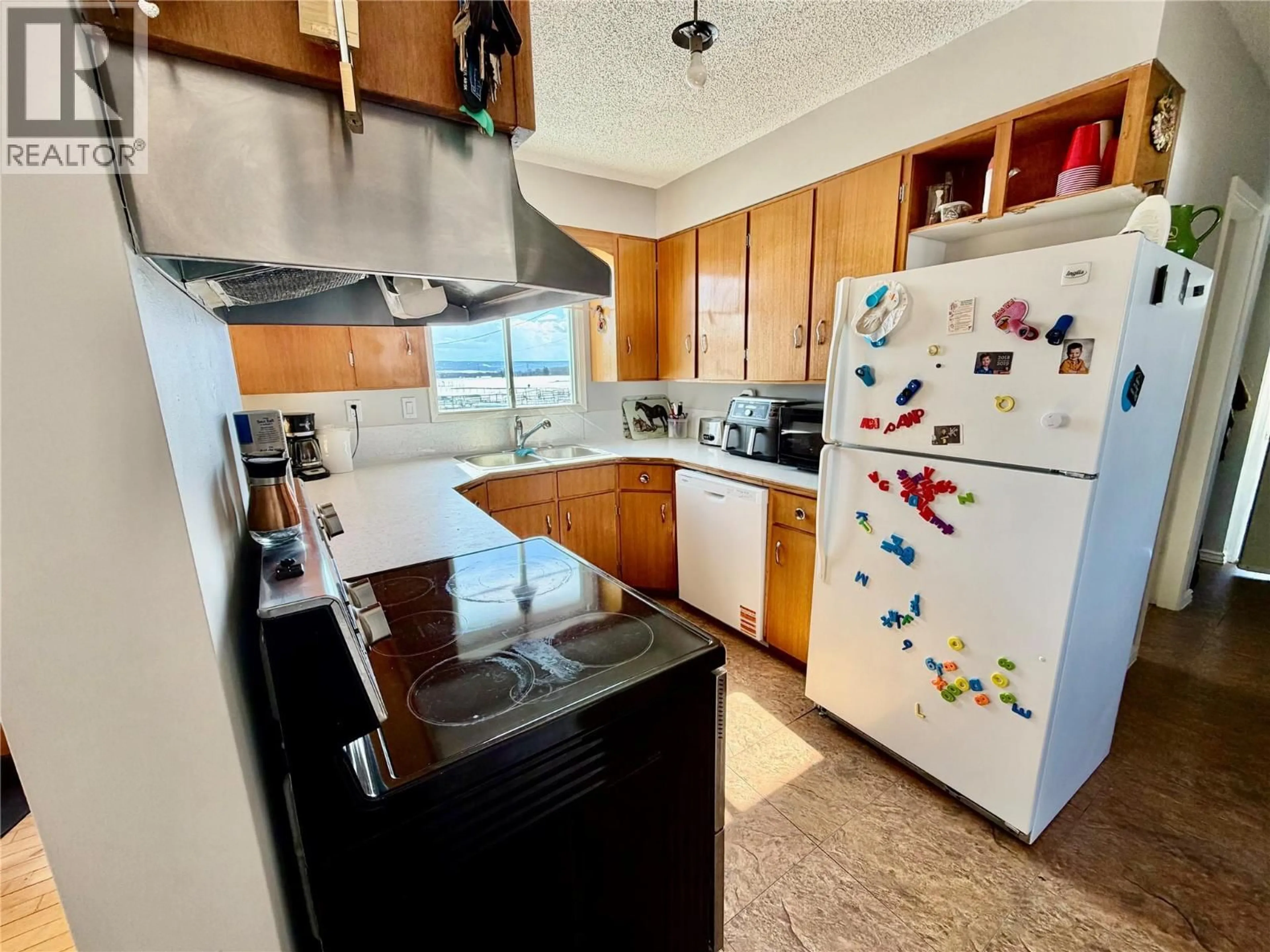 Standard kitchen, unknown for 15051 OLD EDMONTON HIGHWAY, Dawson Creek British Columbia V0C2C0