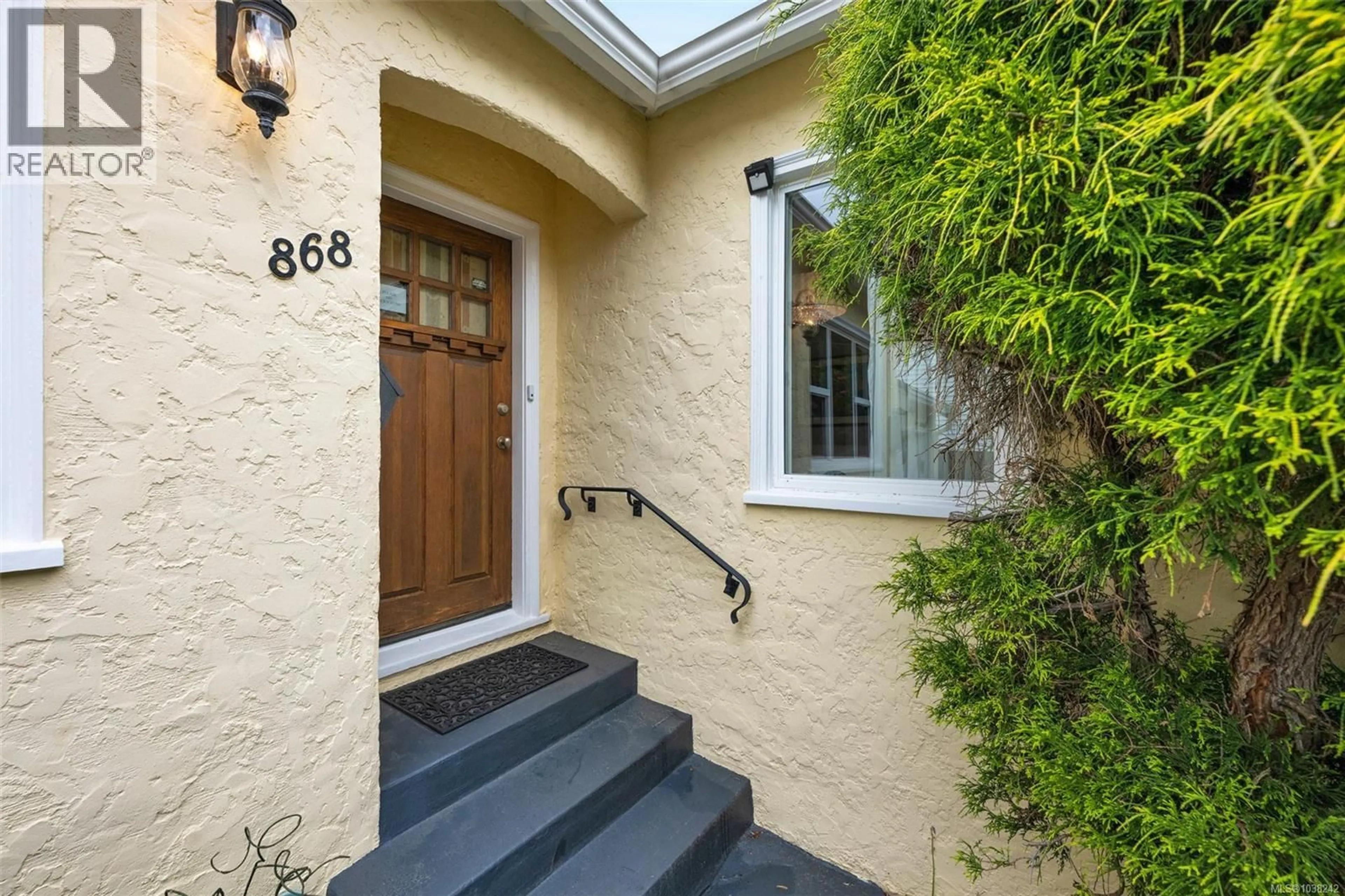 Indoor entryway for 868 HAMPSHIRE ROAD, Oak Bay British Columbia V8S4S5