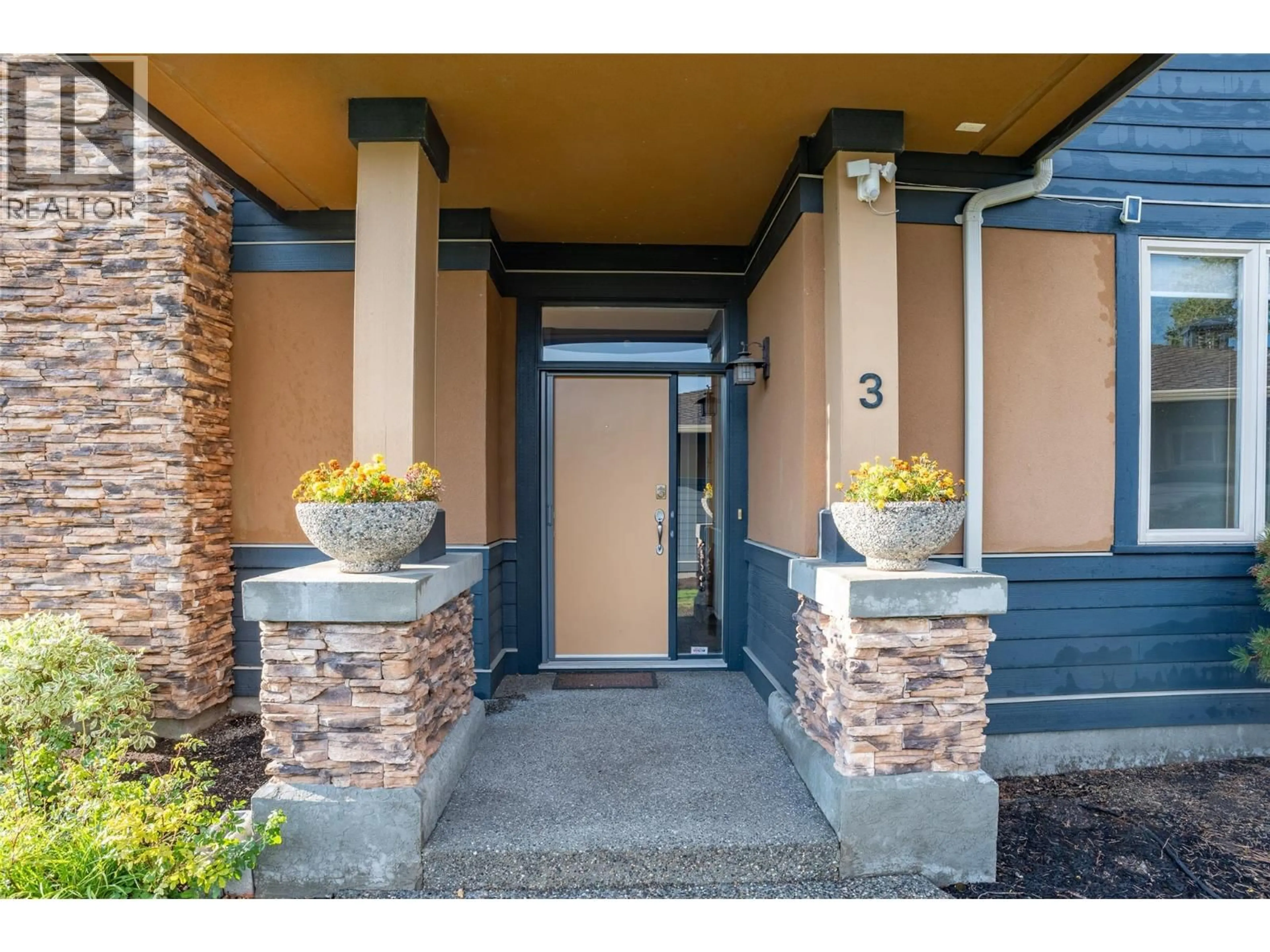 Indoor entryway for 3 - 101 FALCON POINT WAY, Vernon British Columbia V1H1V4