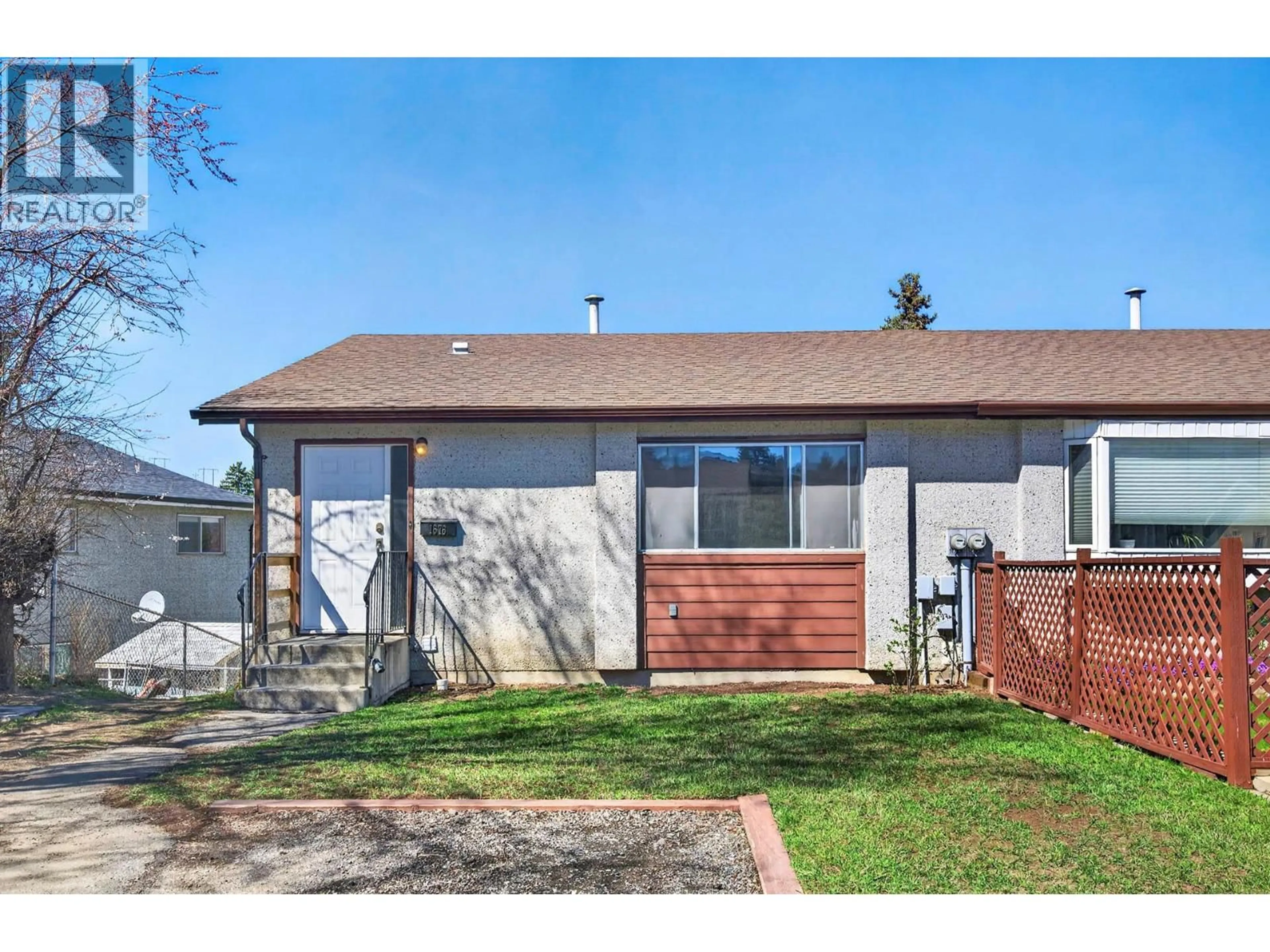 Home with vinyl exterior material, street for 1676 SELWYN ROAD, Kamloops British Columbia V2E1R8