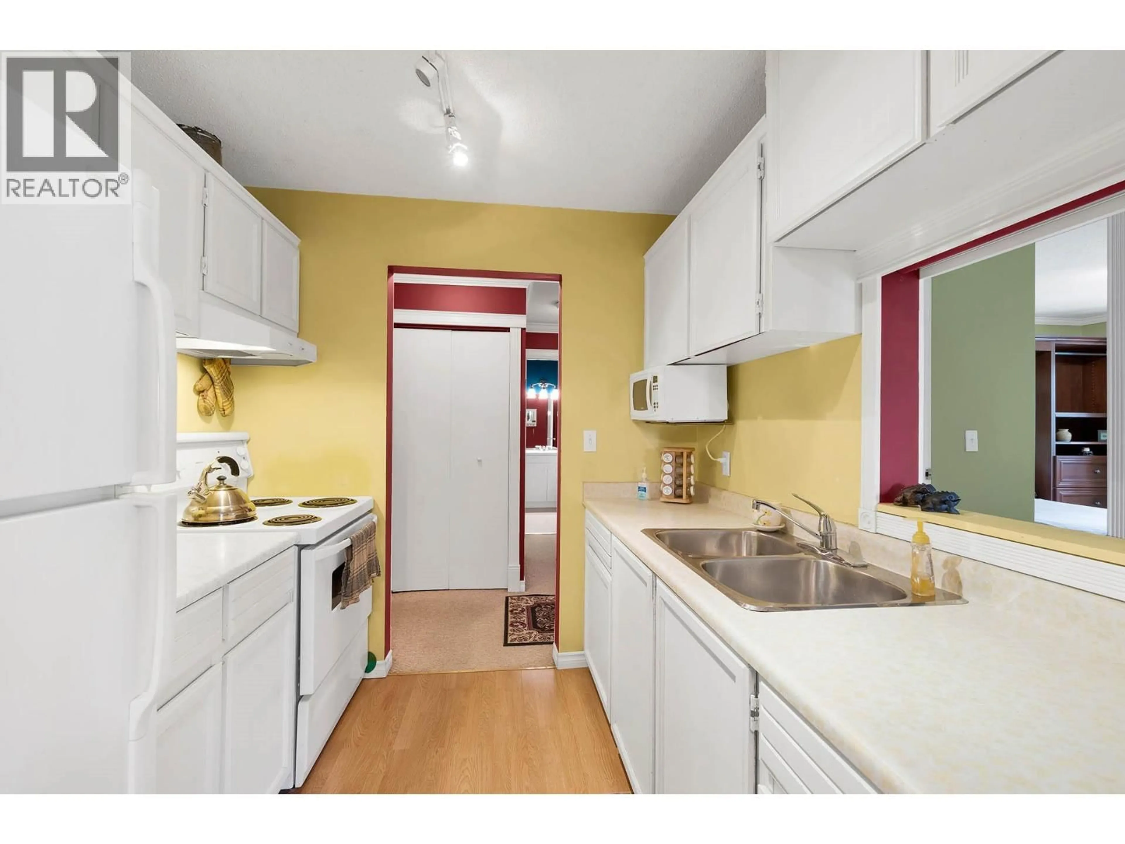 Standard kitchen, unknown for 16 - 245 PARK DRIVE, Clearwater British Columbia V0E1N1