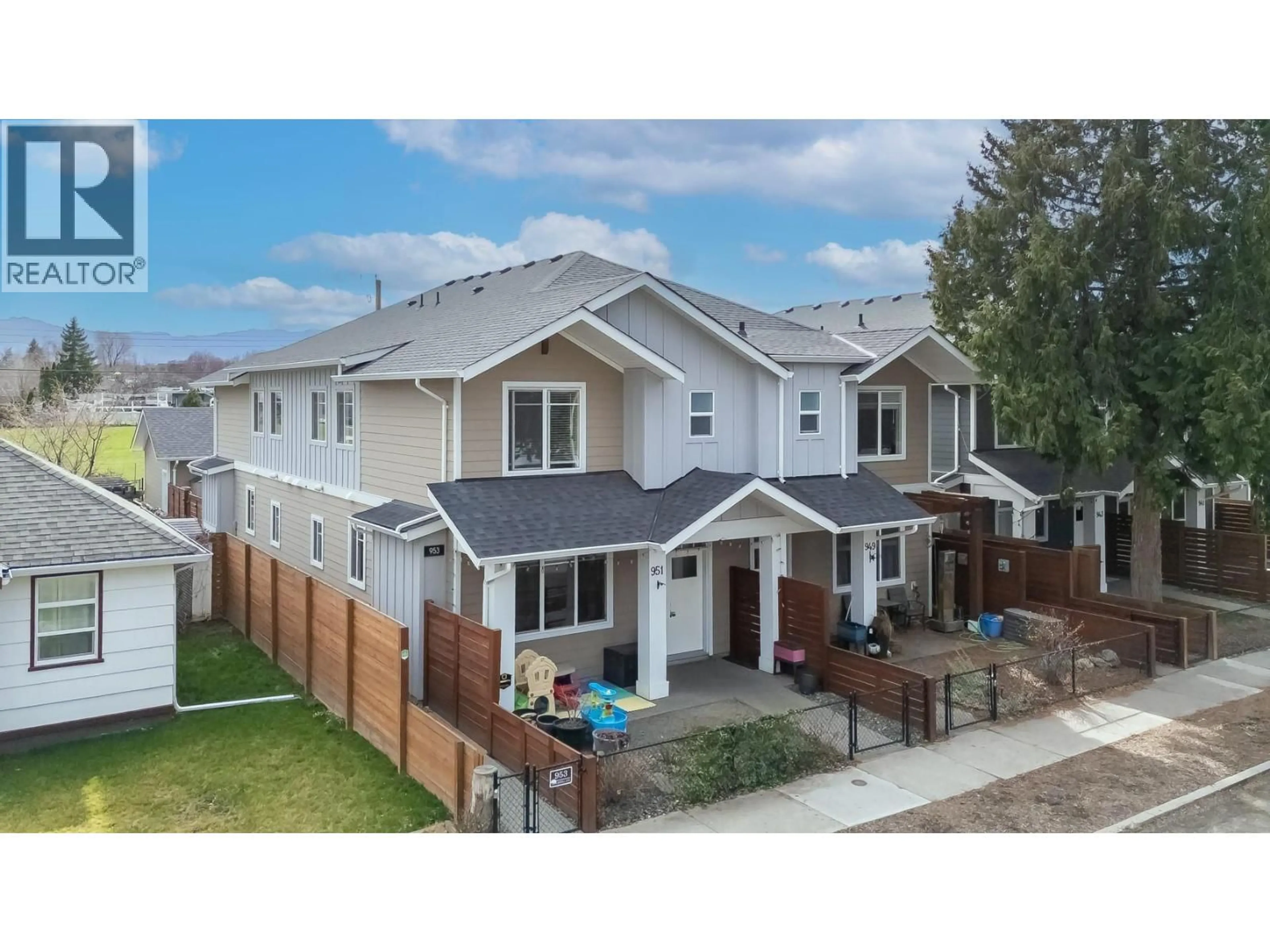 A pic from outside/outdoor area/front of a property/back of a property/a pic from drone, street for 951 STOCKWELL AVENUE, Kelowna British Columbia V1Y6W3