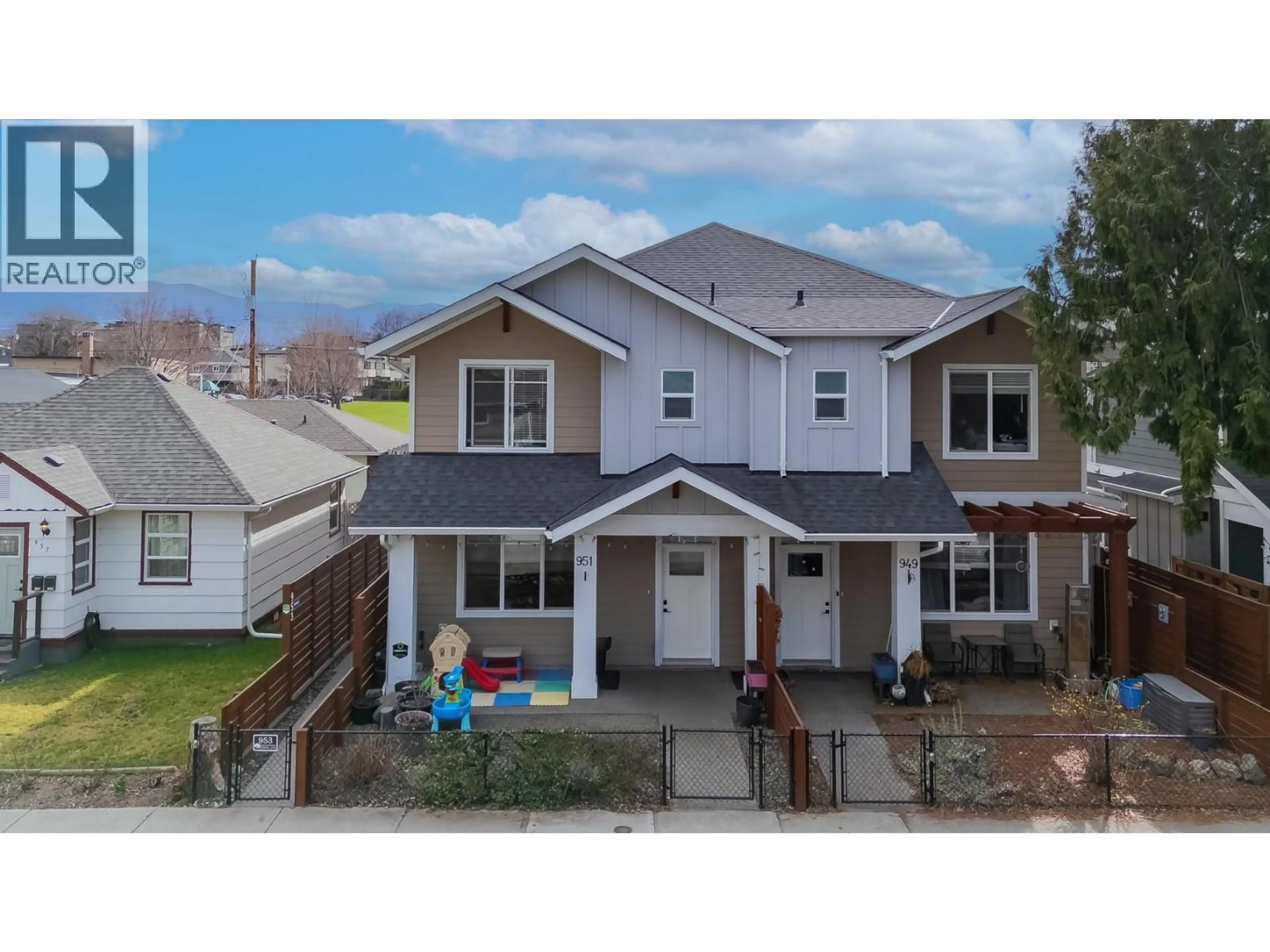 A pic from outside/outdoor area/front of a property/back of a property/a pic from drone, street for 951 STOCKWELL AVENUE, Kelowna British Columbia V1Y6W3