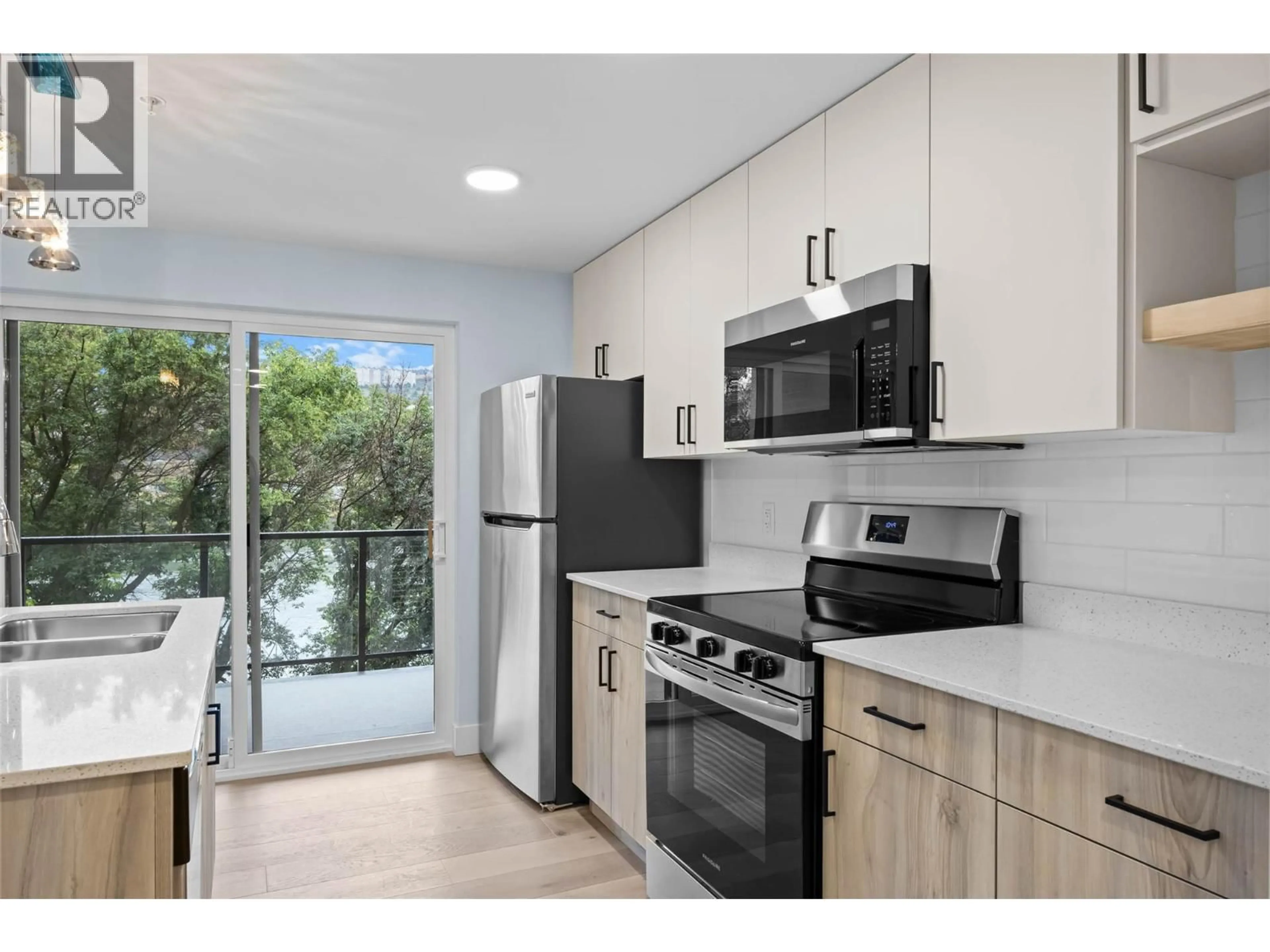 Standard kitchen, unknown for 204 - 207 ROYAL AVENUE, Kamloops British Columbia V2H1T7