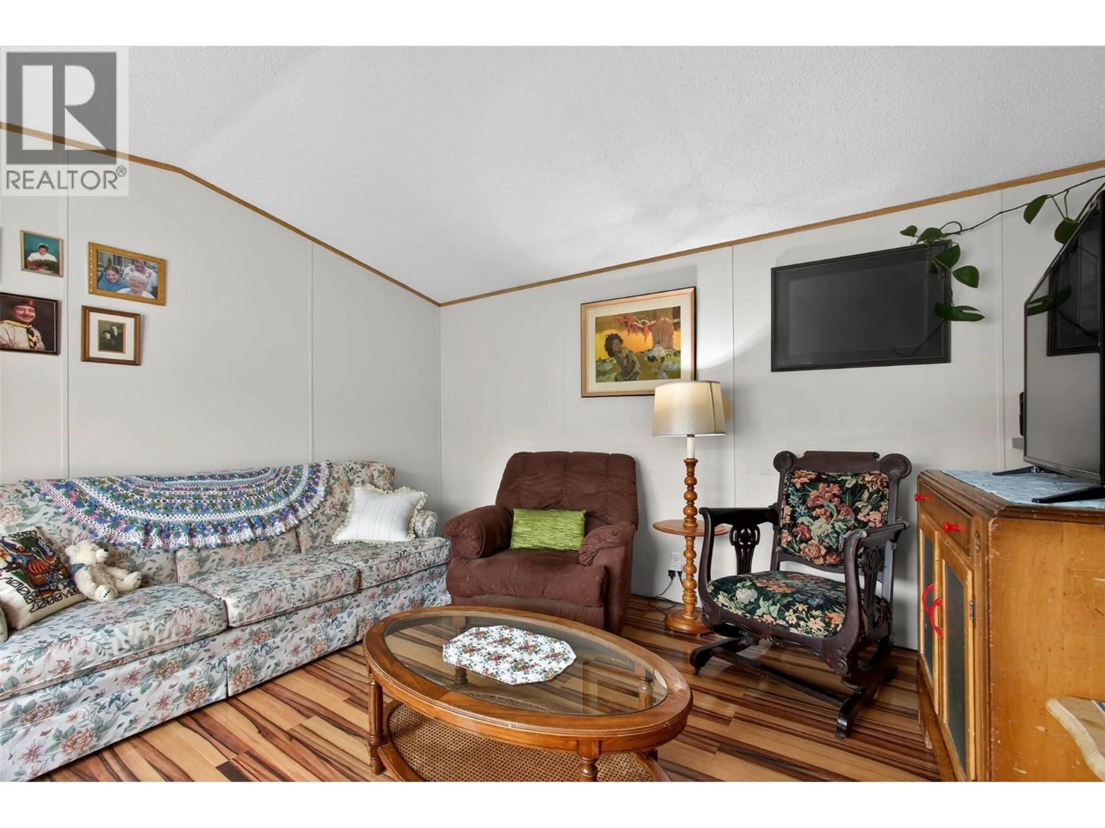 Living room with furniture, wood/laminate floor for 29 - 6688 TRONSON ROAD, Vernon British Columbia V1H1R9