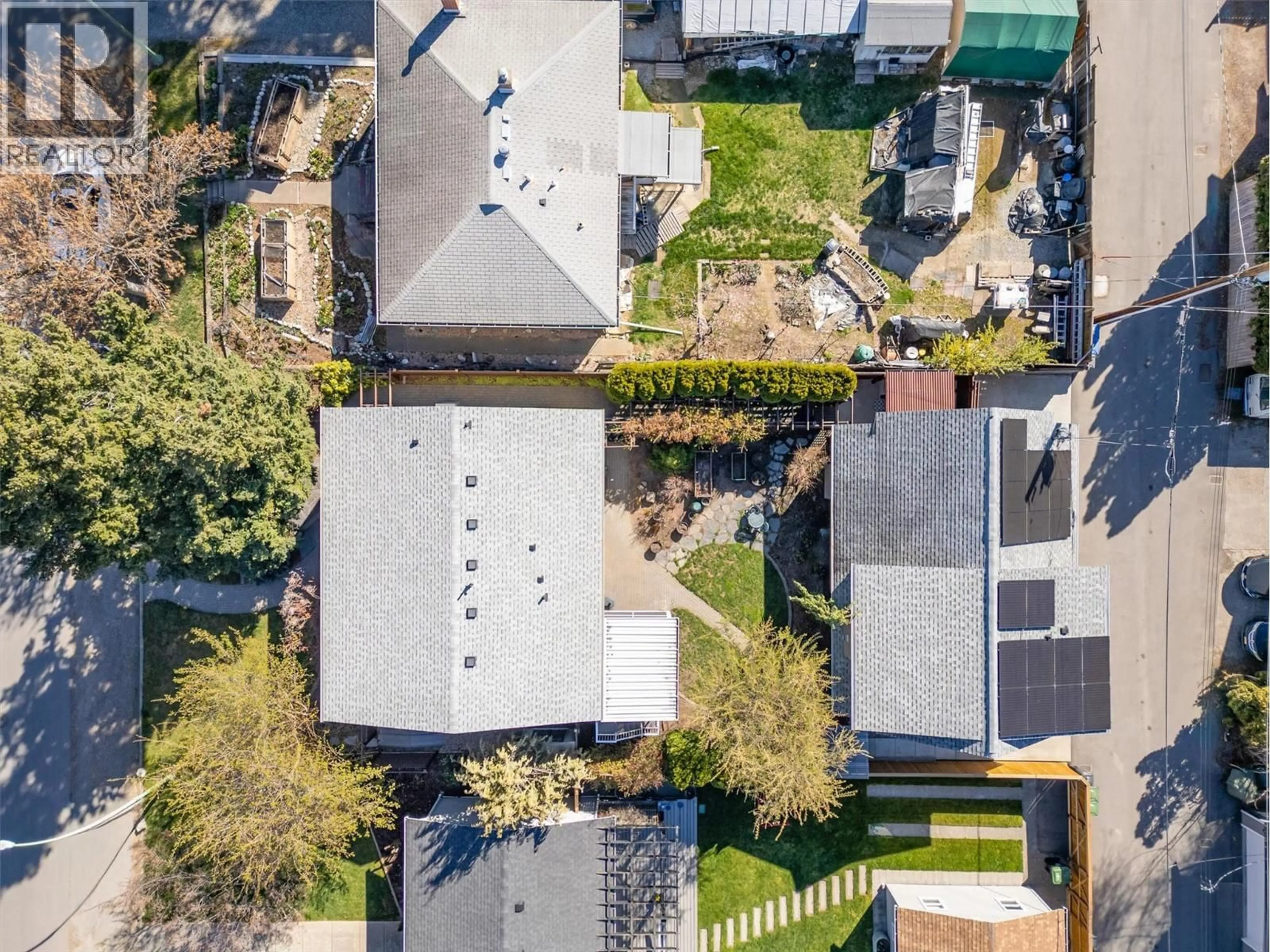 A pic from outside/outdoor area/front of a property/back of a property/a pic from drone, street for 645 FRANCIS AVENUE, Kelowna British Columbia V1Y5G4