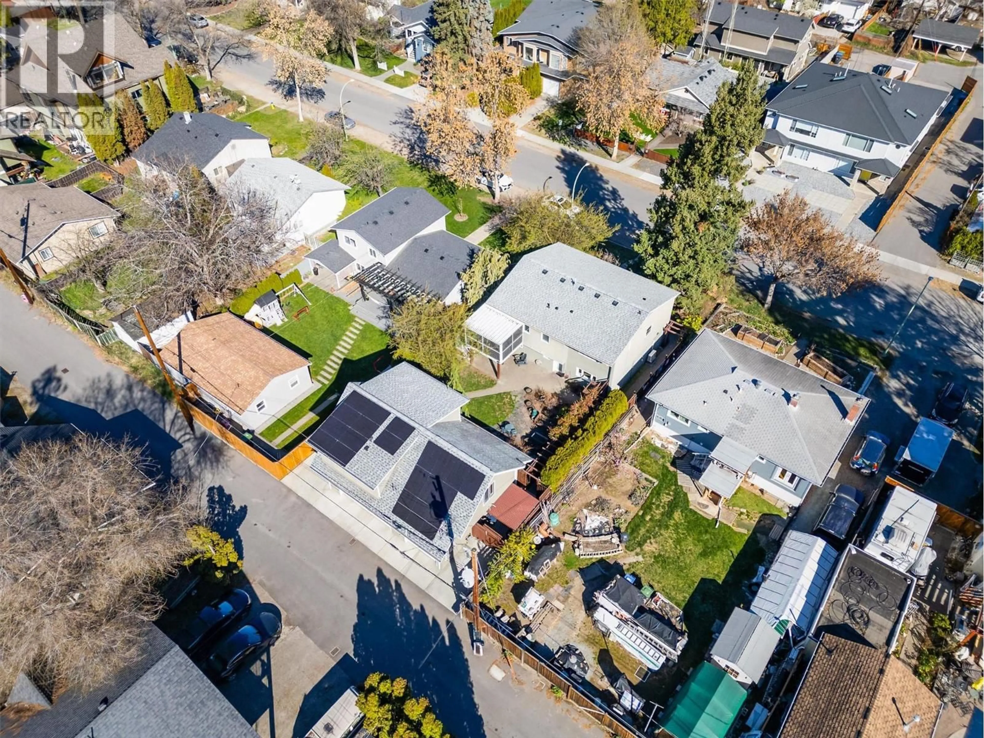 A pic from outside/outdoor area/front of a property/back of a property/a pic from drone, street for 645 FRANCIS AVENUE, Kelowna British Columbia V1Y5G4
