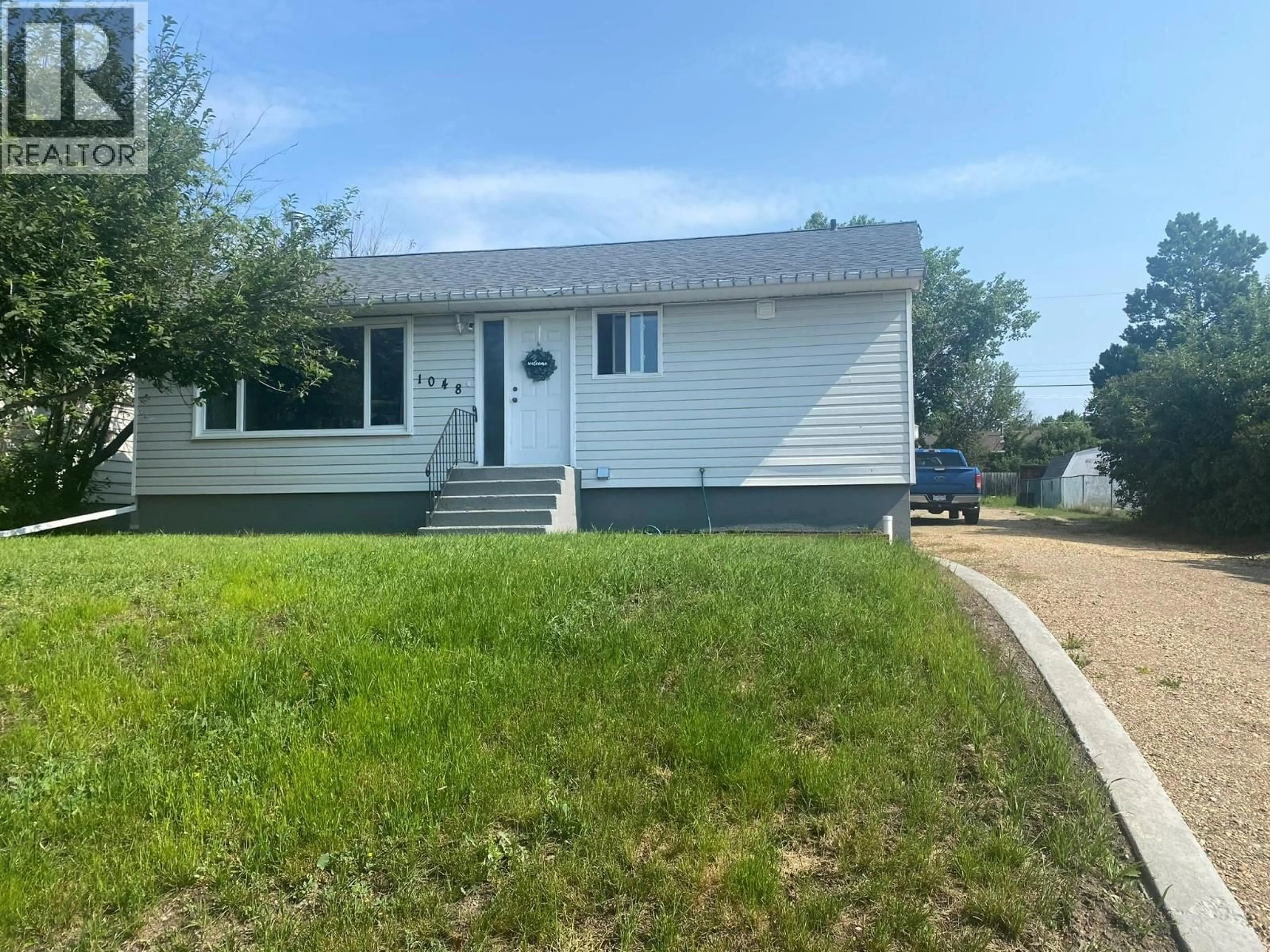 Home with vinyl exterior material, street for 1048 REASBECK CRESCENT, Dawson Creek British Columbia V1G1P2