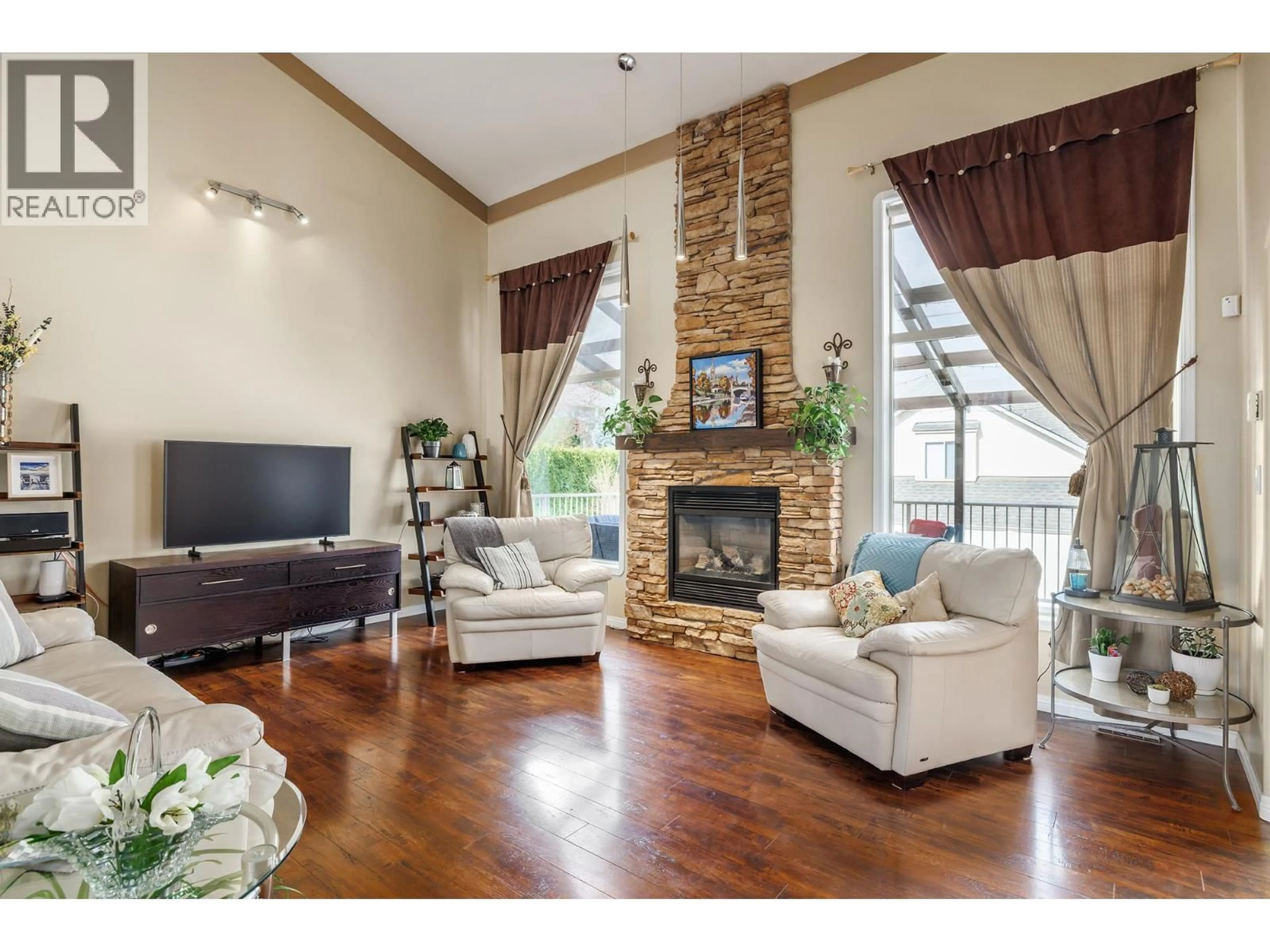 Living room with furniture, unknown for 2212 CHILCOTIN CRESCENT, Kelowna British Columbia v1v2m8