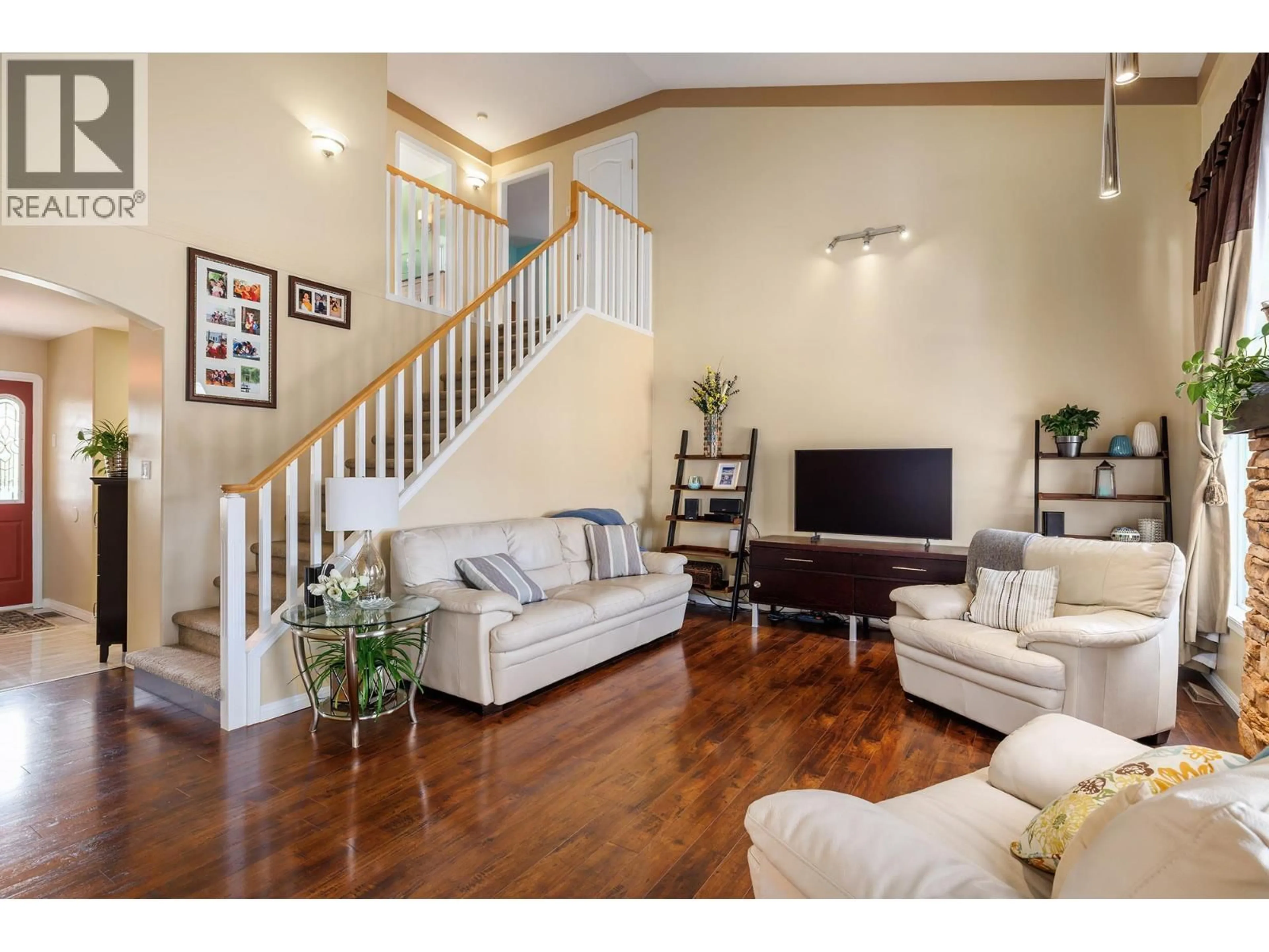 Living room with furniture, wood/laminate floor for 2212 CHILCOTIN CRESCENT, Kelowna British Columbia v1v2m8