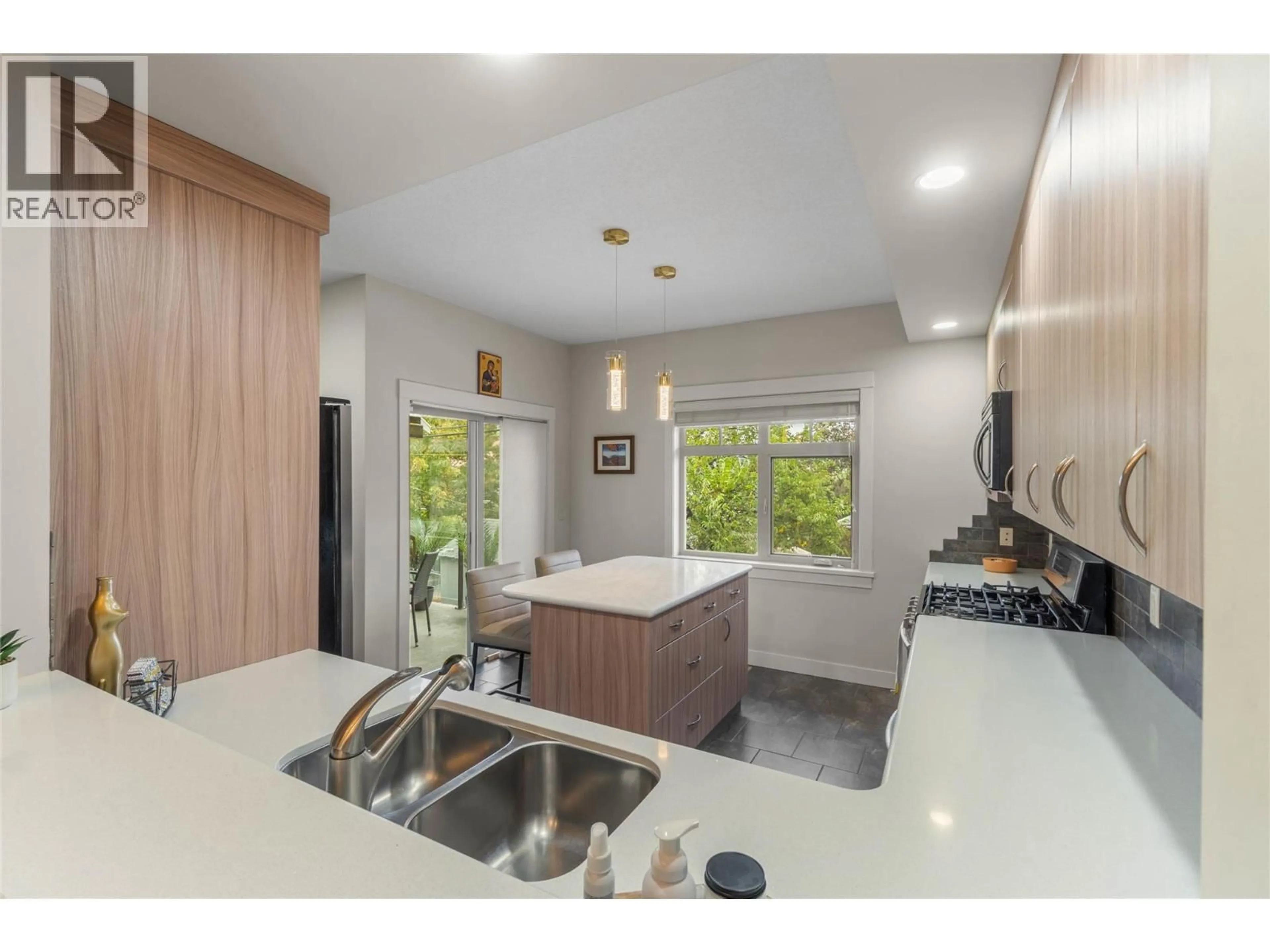 Contemporary kitchen, unknown for 10 - 576 NICOLA STREET, Kamloops British Columbia V2C2R1