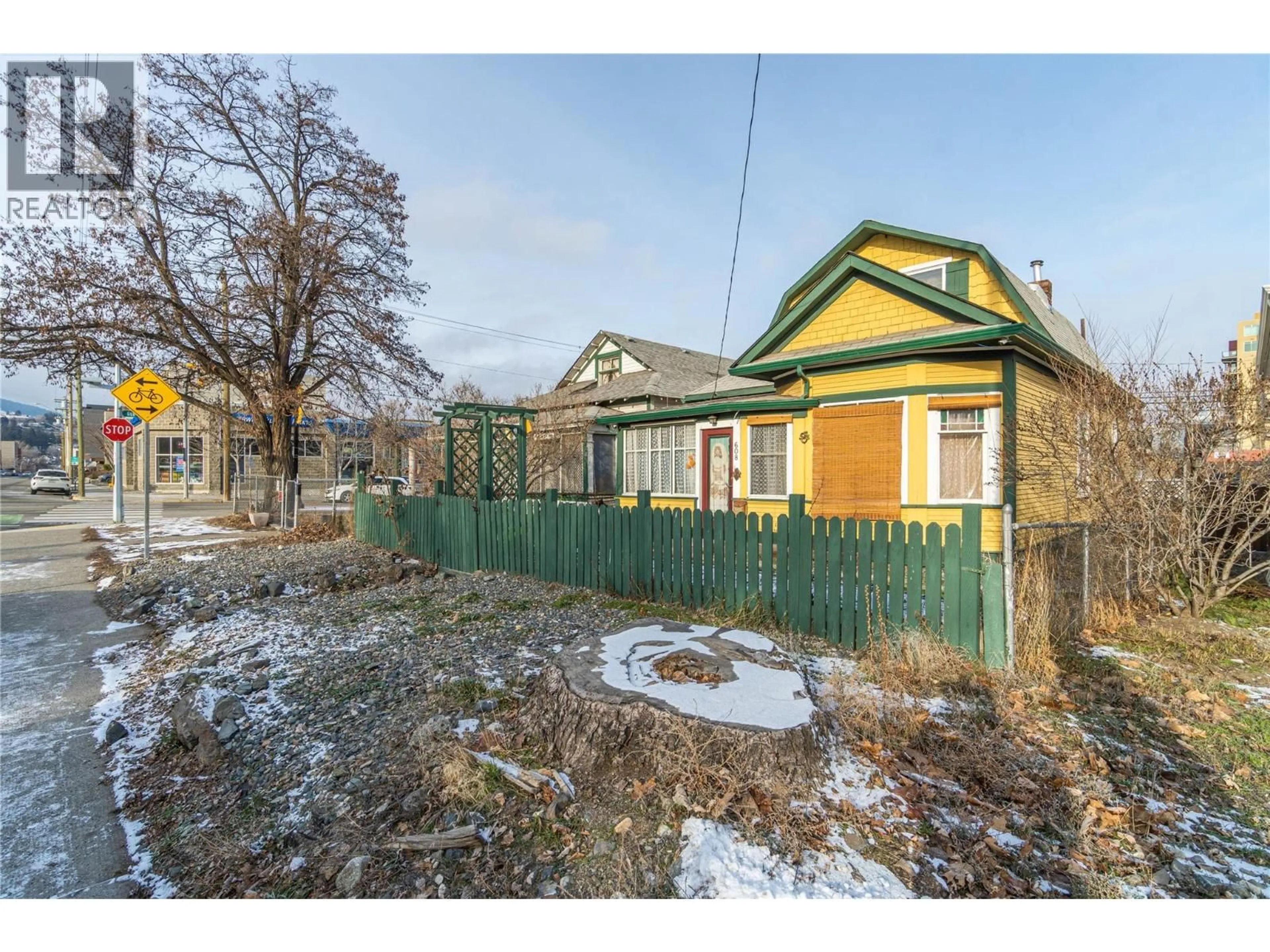 A pic from outside/outdoor area/front of a property/back of a property/a pic from drone, street for 608 ST PAUL STREET, Kamloops British Columbia V2C2K2