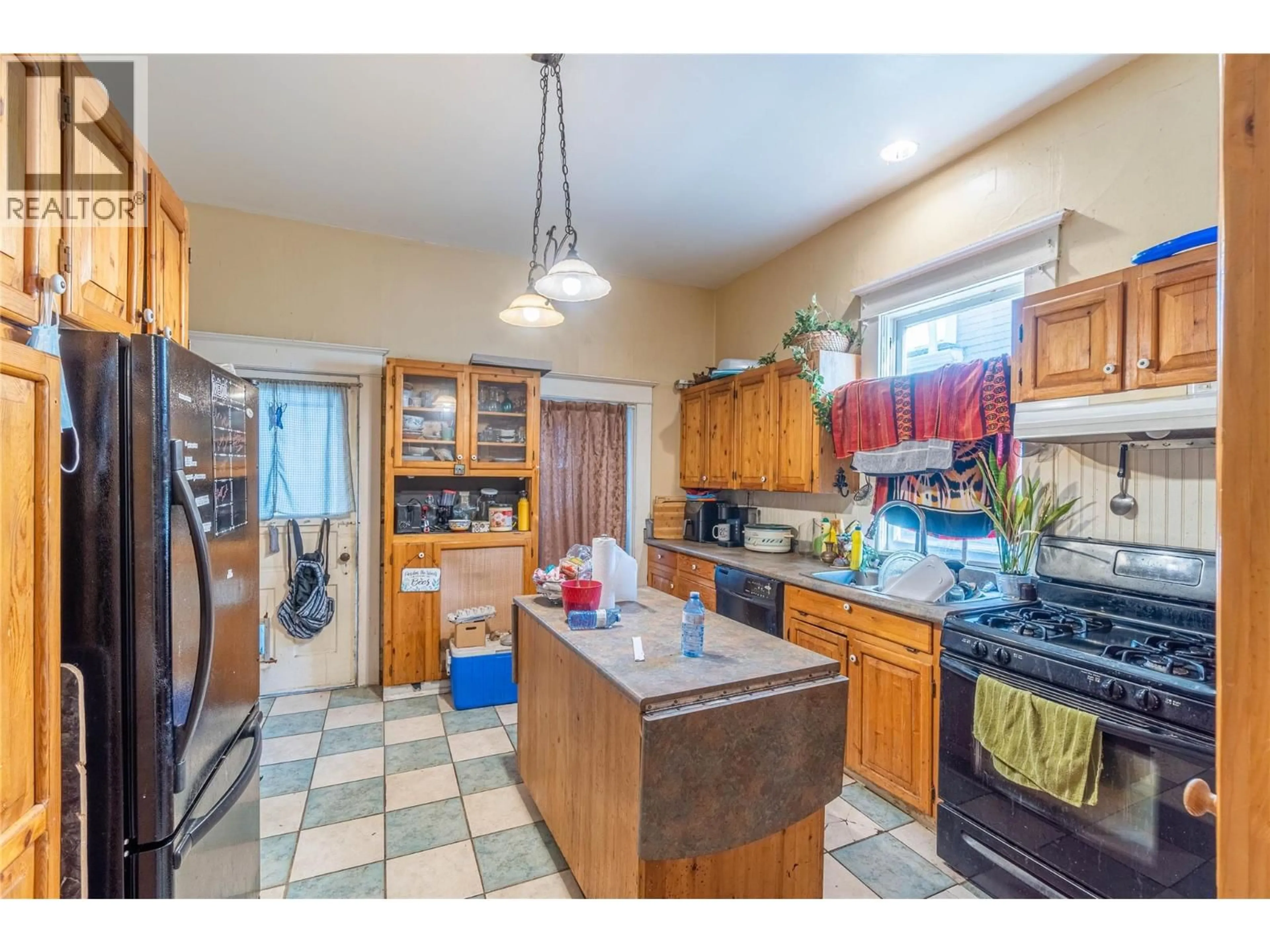 Open concept kitchen, ceramic/tile floor for 608 ST PAUL STREET, Kamloops British Columbia V2C2K2