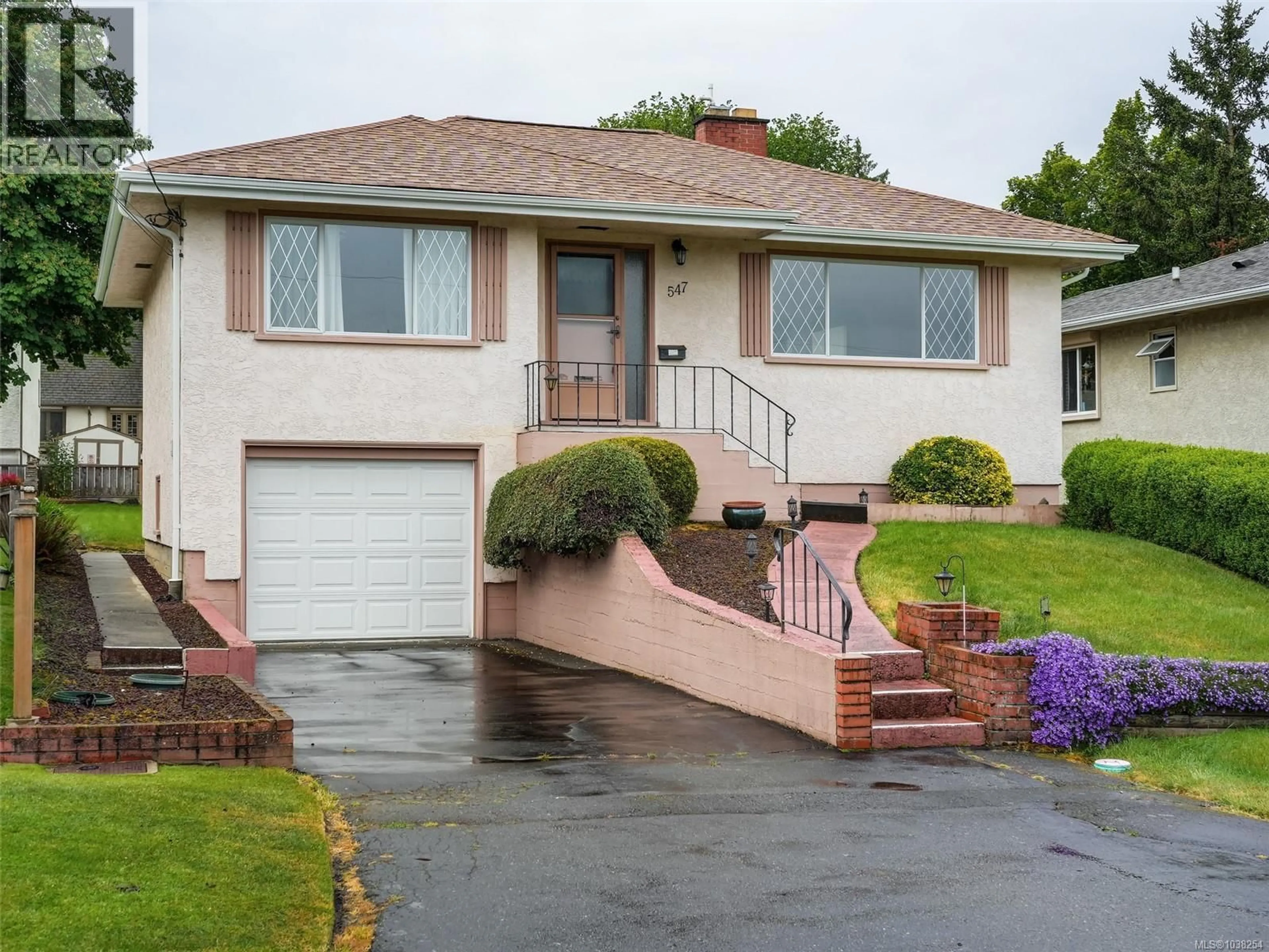 Home with vinyl exterior material, street for 547 DAVIDA AVENUE, Saanich British Columbia V9A2C8