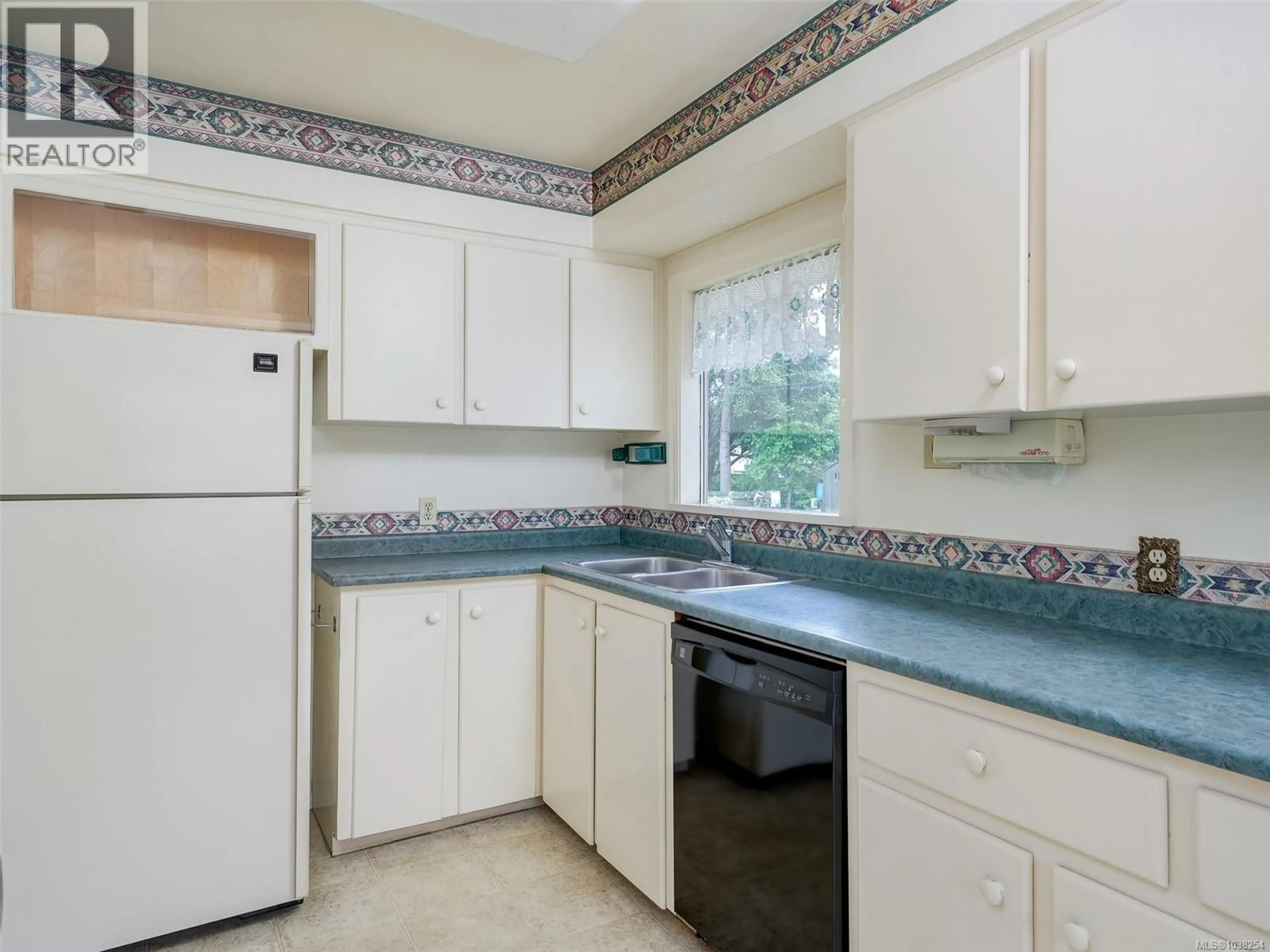 Standard kitchen, ceramic/tile floor for 547 DAVIDA AVENUE, Saanich British Columbia V9A2C8