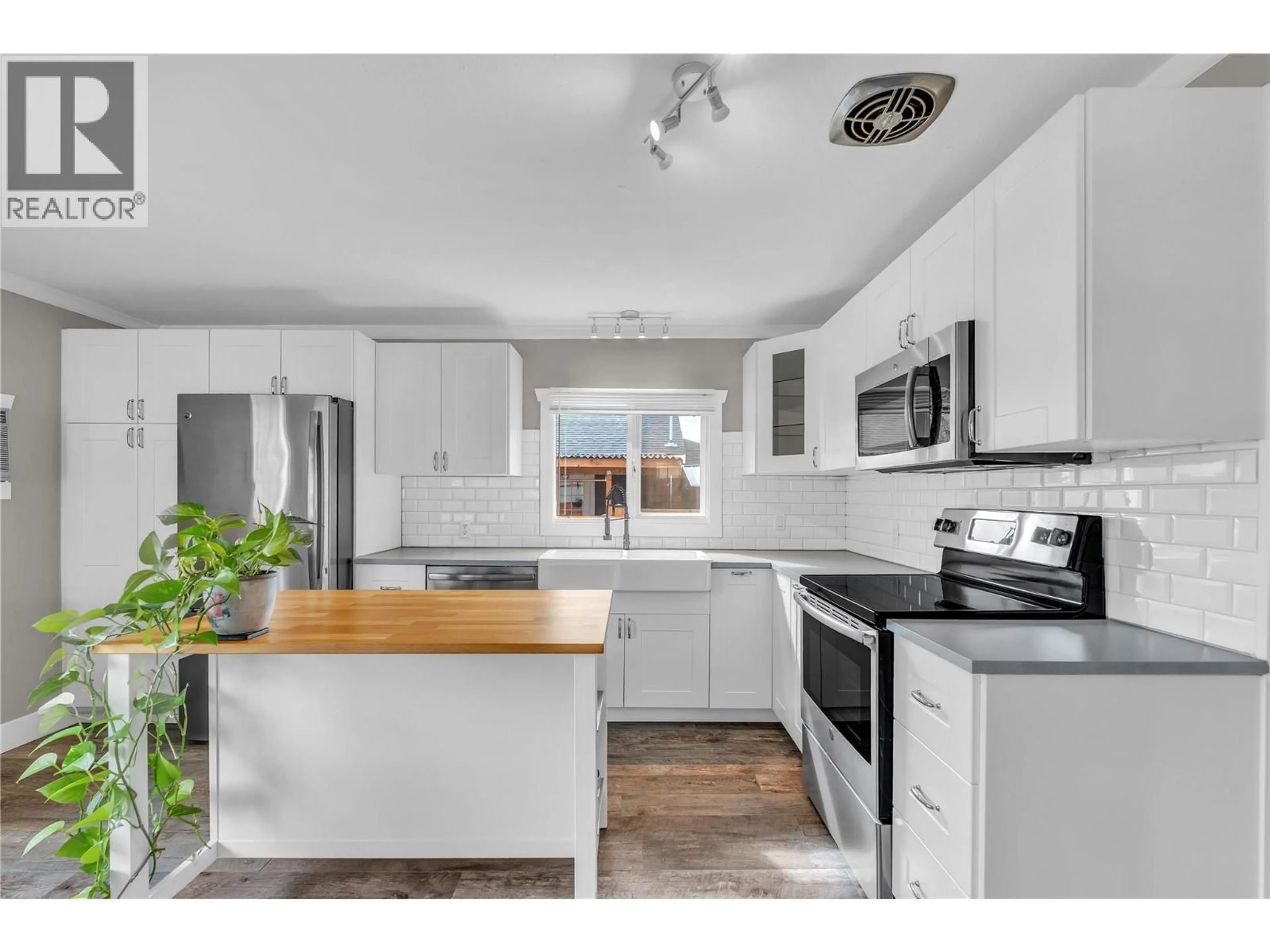 Open concept kitchen, unknown for 5899 OKANAGAN STREET, Oliver British Columbia V0H1T0