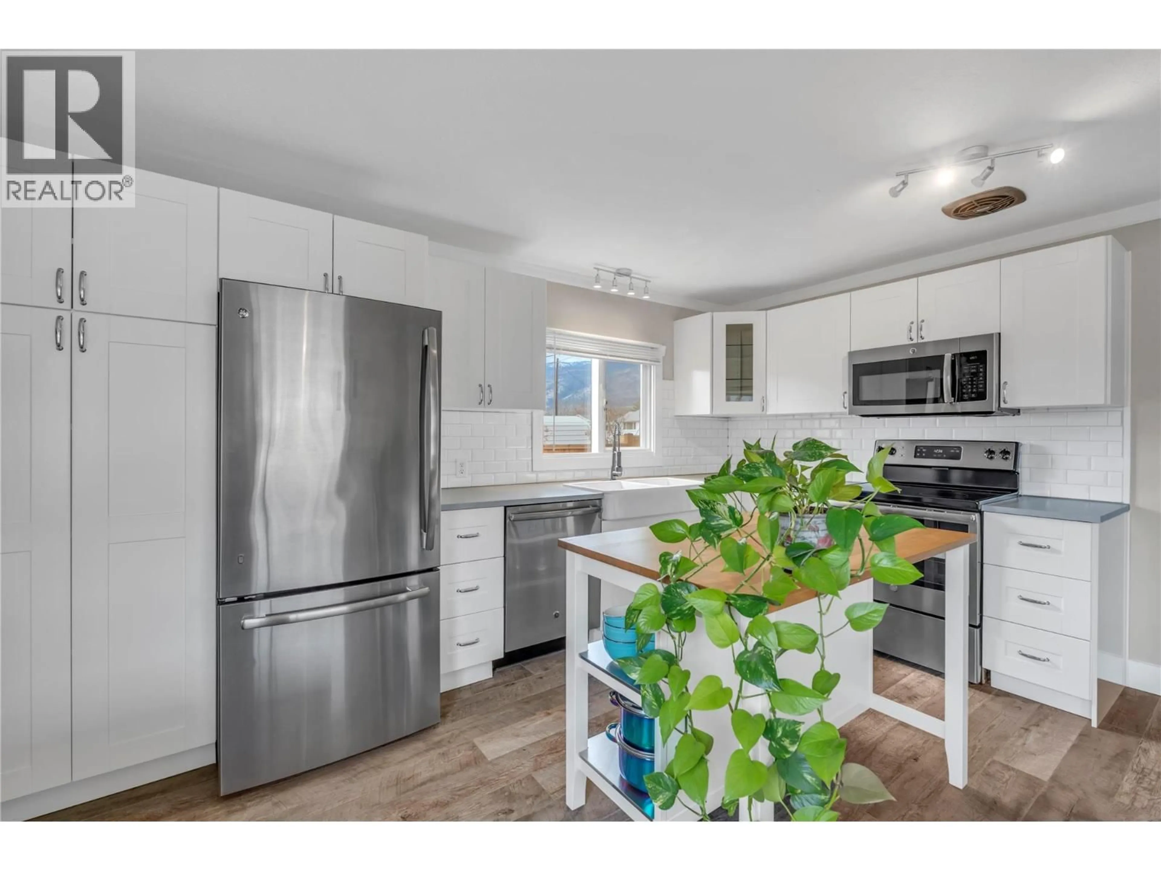 Open concept kitchen, unknown for 5899 OKANAGAN STREET, Oliver British Columbia V0H1T0
