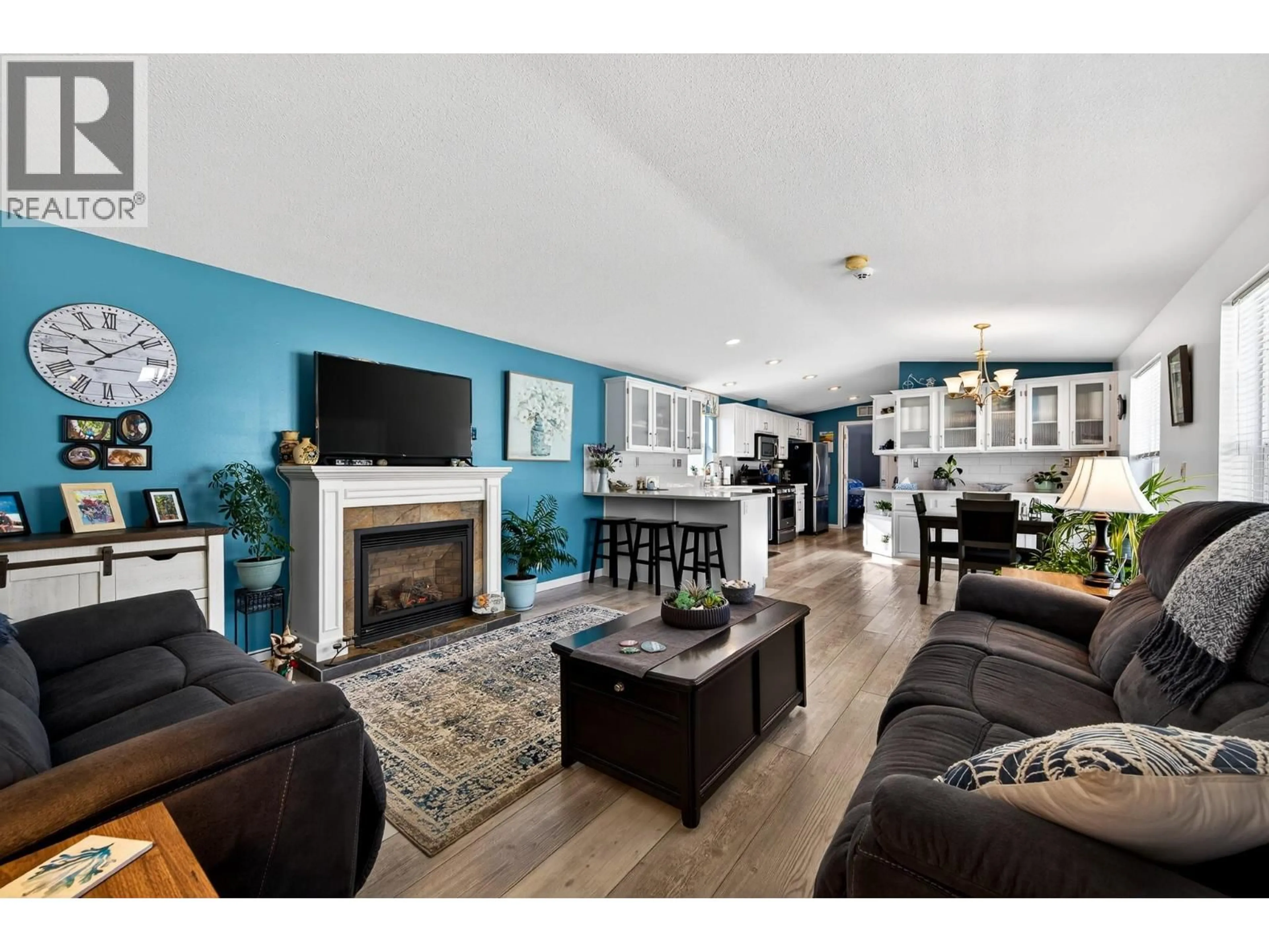 Living room with furniture, wood/laminate floor for 15 - 1781 ORD ROAD, Kamloops British Columbia V2B0E8