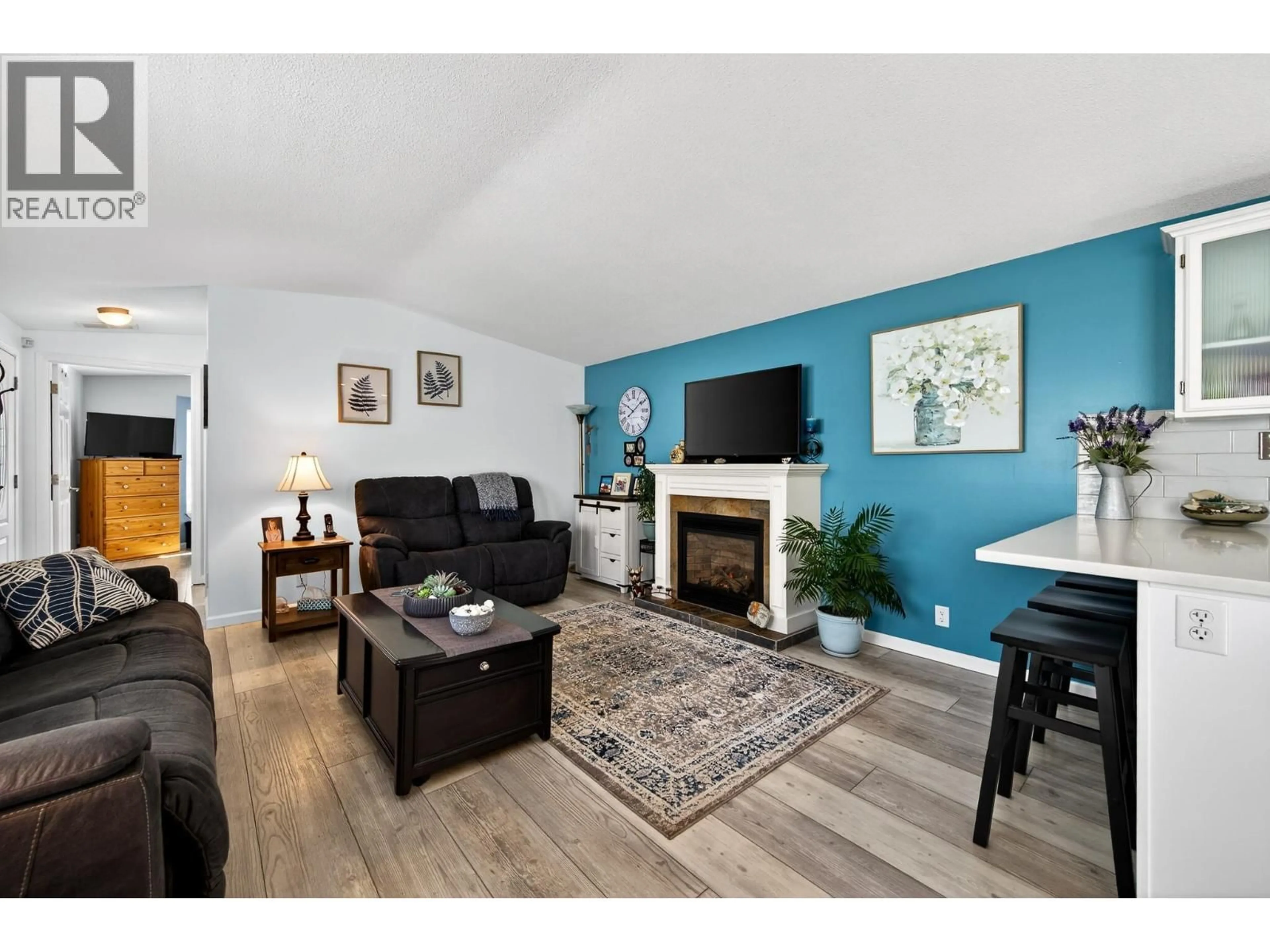 Living room with furniture, wood/laminate floor for 15 - 1781 ORD ROAD, Kamloops British Columbia V2B0E8