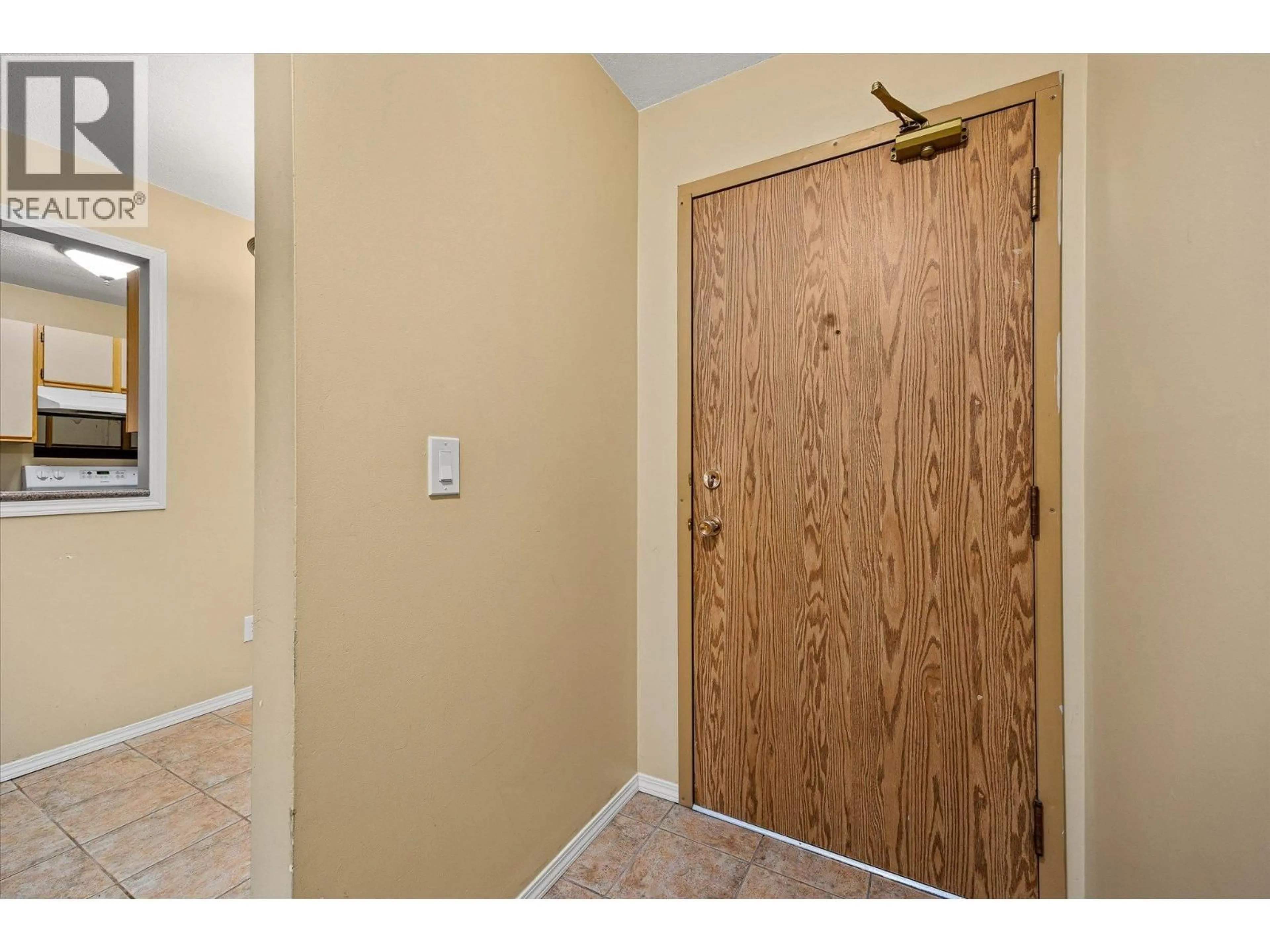 Indoor entryway for 300 - 3160 DE MONTREUIL COURT, Kelowna British Columbia V1W3W3