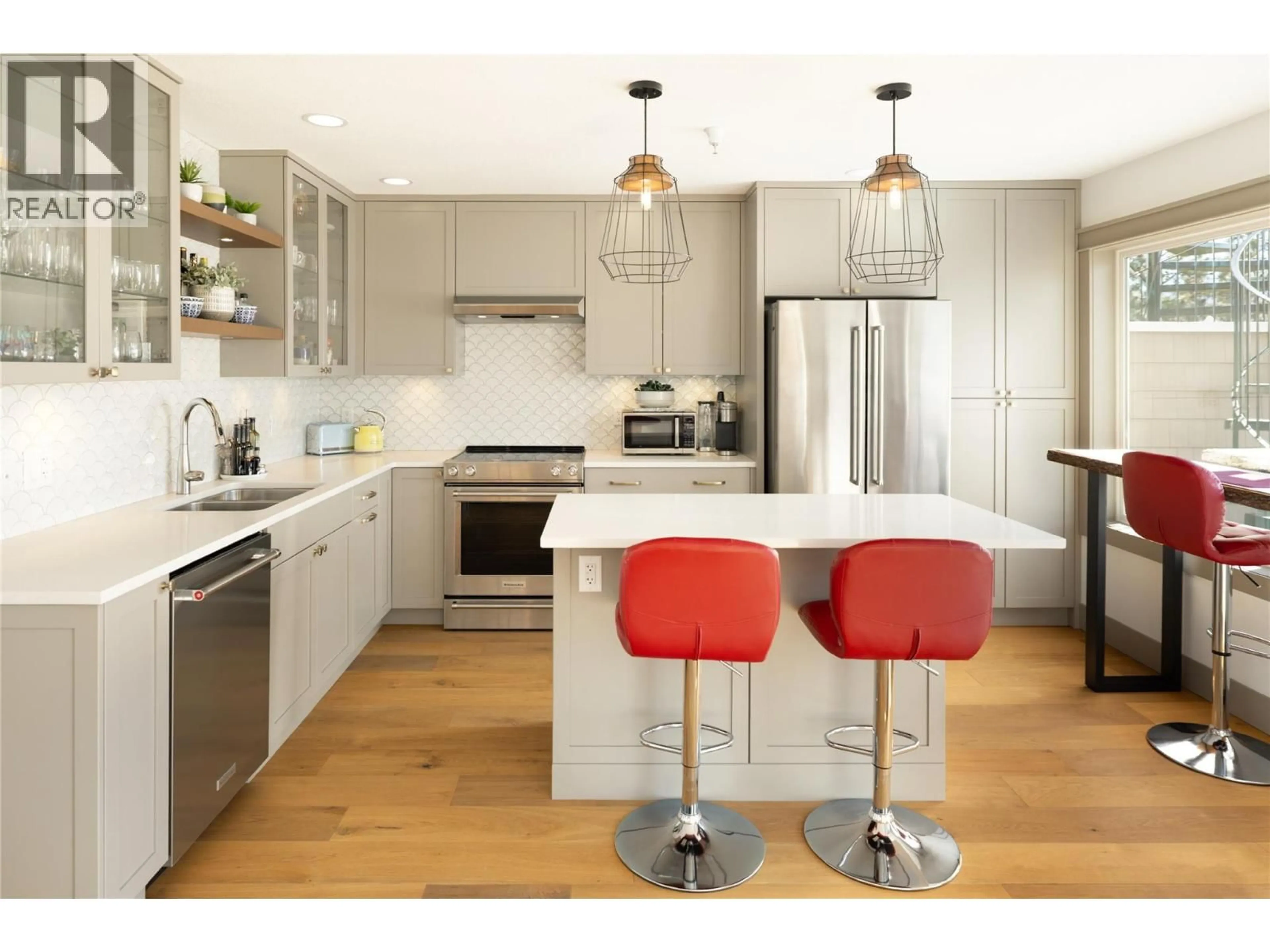 Contemporary kitchen, wood/laminate floor for 305 - 4004 BLUEBIRD ROAD, Kelowna British Columbia V1W1X6